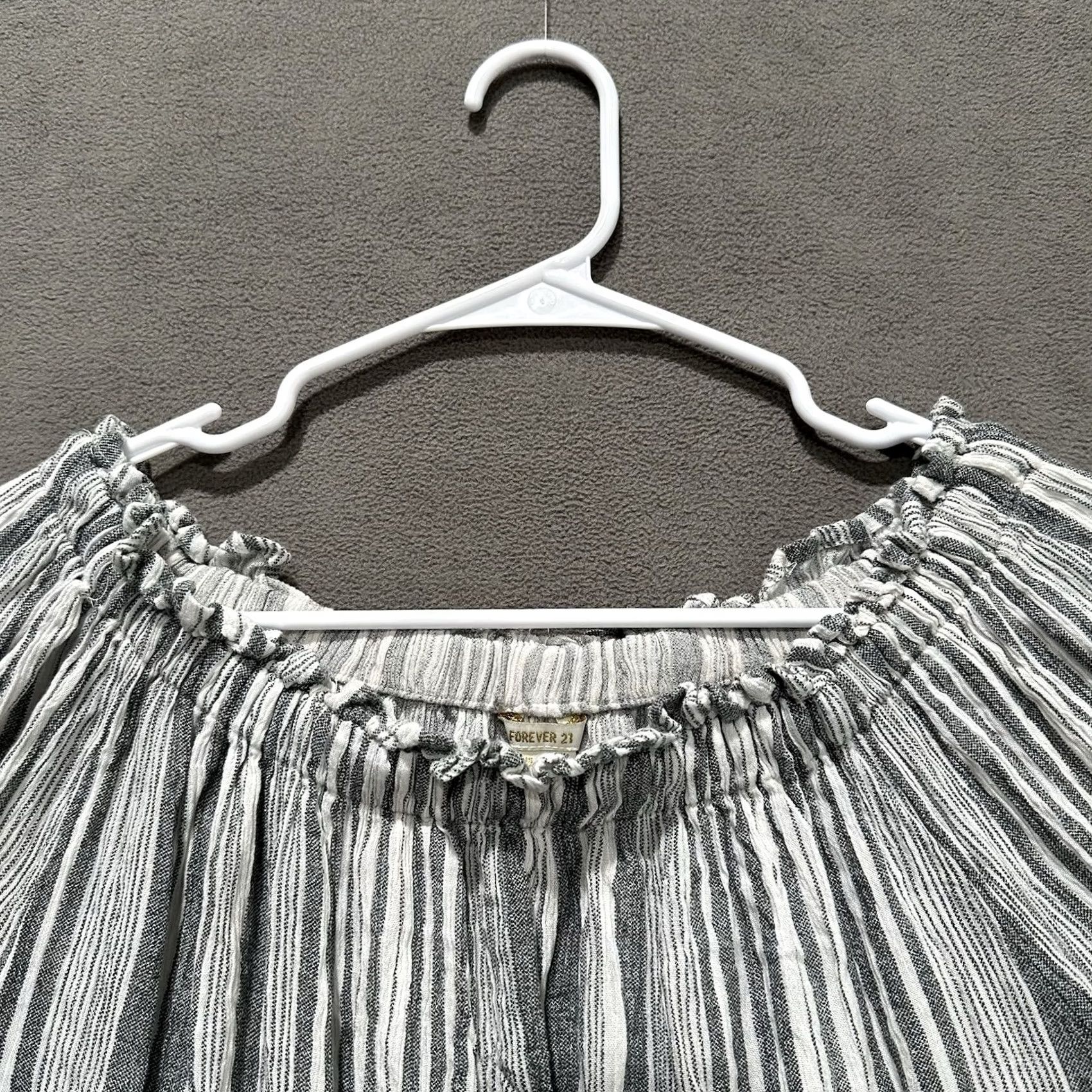 Forever 21 FOREVER 21 Off The Shoulder Dress Women Small Gray White Striped Rayon Short Size 28" / US 6 / IT 42 - 3 Thumbnail