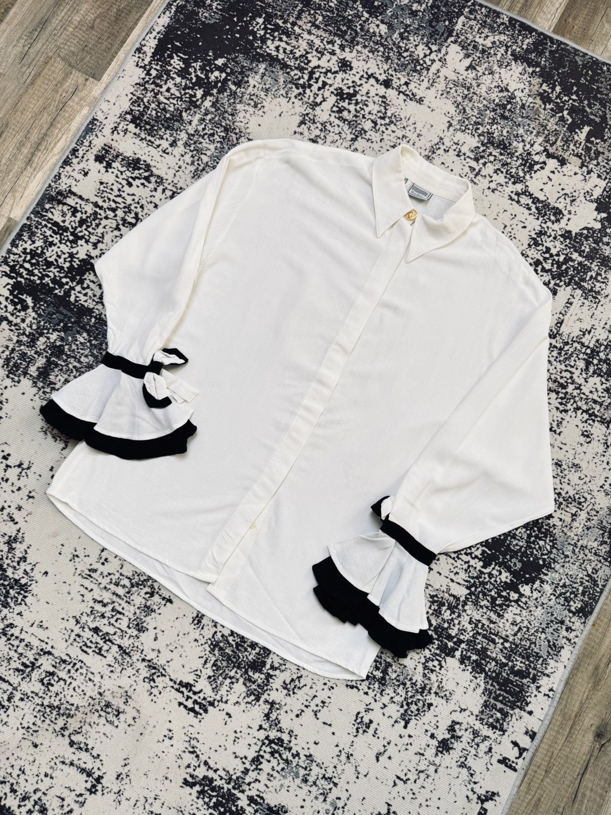 Versace × Vintage Rare Versace Gold button 80-90s shirt silk L white womens Size US L / EU 52-54 / 3 - 2 Thumbnail