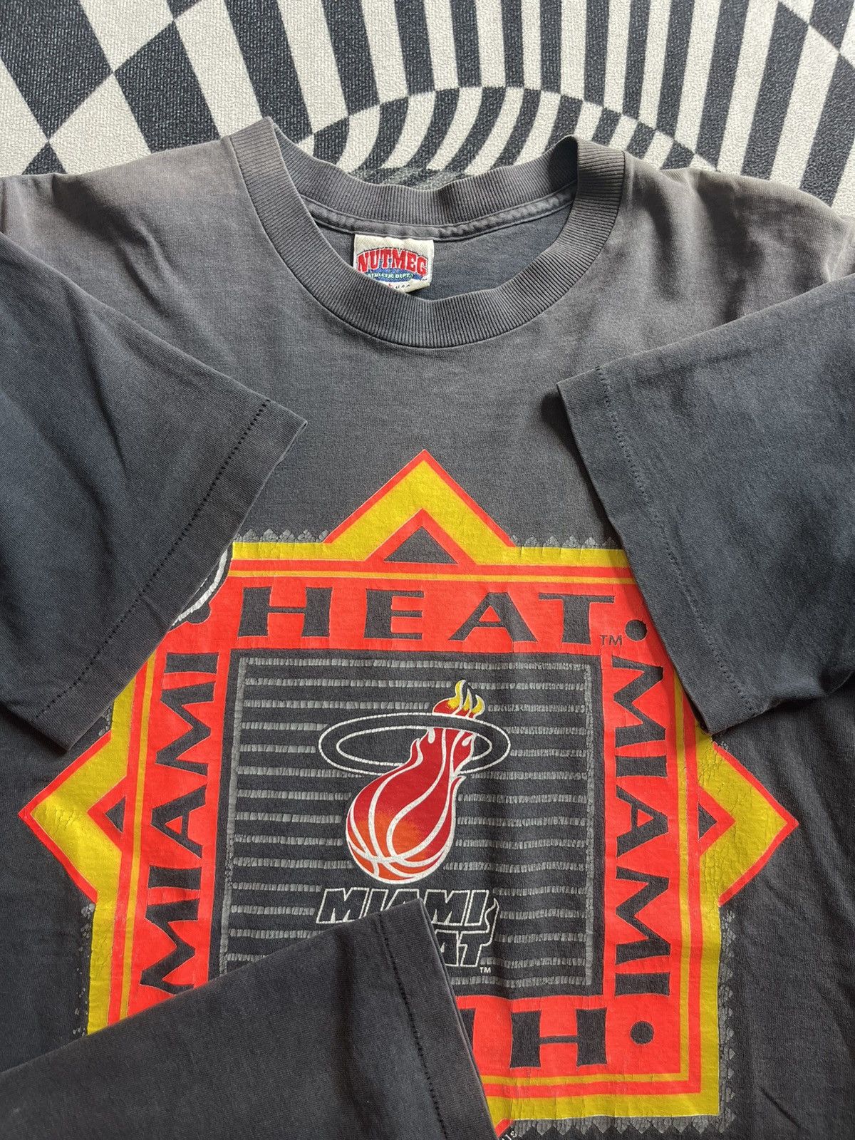 NBA Vibtage MIAMI HEAT 1989 Nutmeg Mille NBA Team Logo Tshirt Size US L / EU 52-54 / 3 - 8 Thumbnail