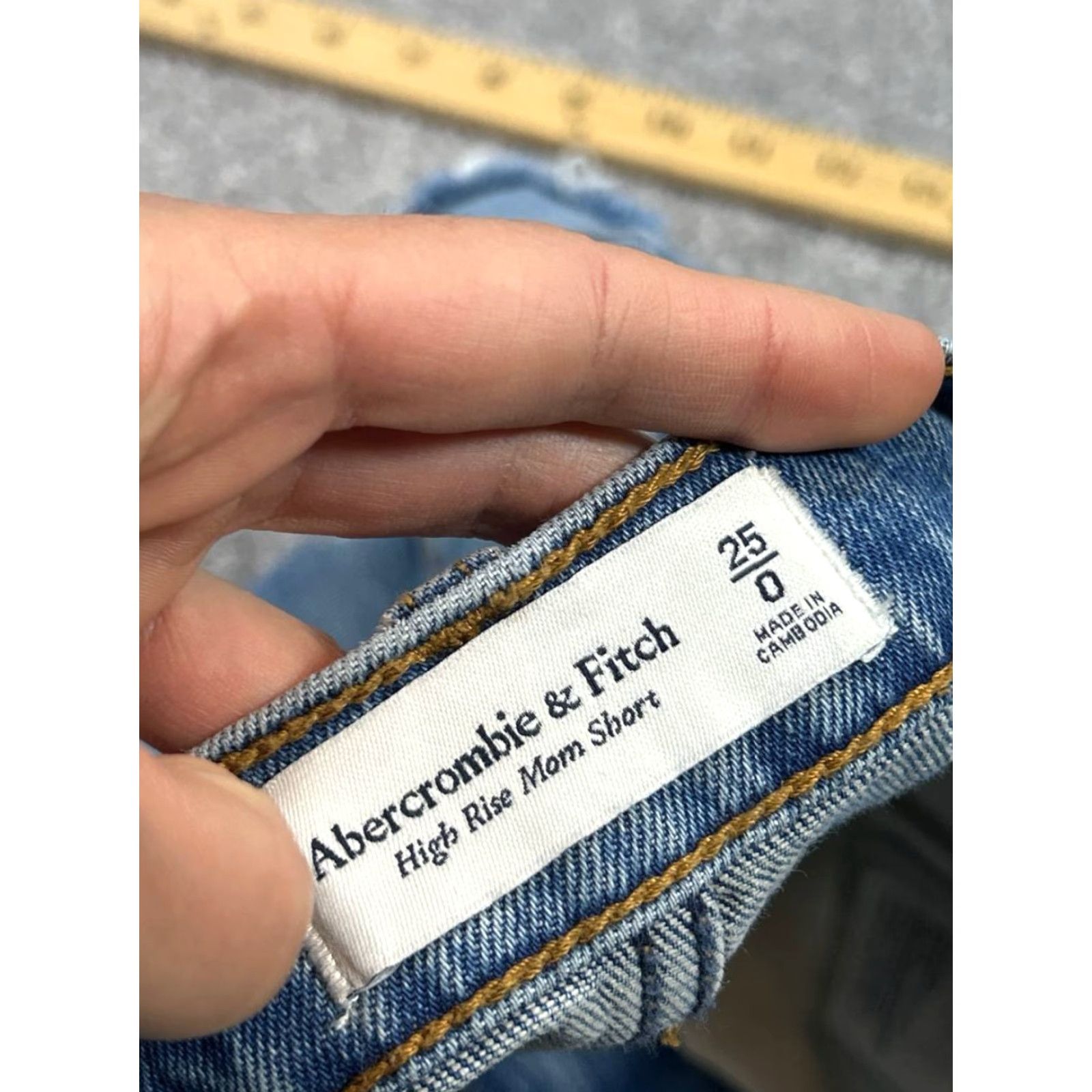 Abercrombie & Fitch Abercrombie & Fitch Shorts Womens 25 High Rise Mom Light Wash Denim Distressed Blue 90s Classic Denim Shorts Womens Size 25 Size 42" / US 20 - 6 Thumbnail