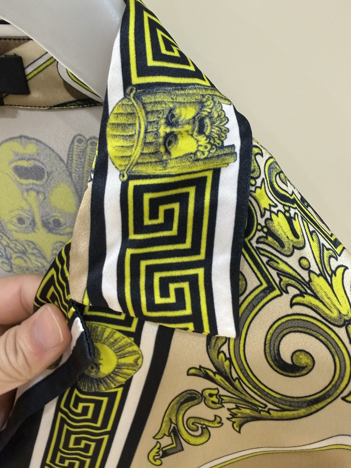 Versace Le Maschere print Shirt size46 Size US S / EU 44-46 / 1 - 20 Thumbnail