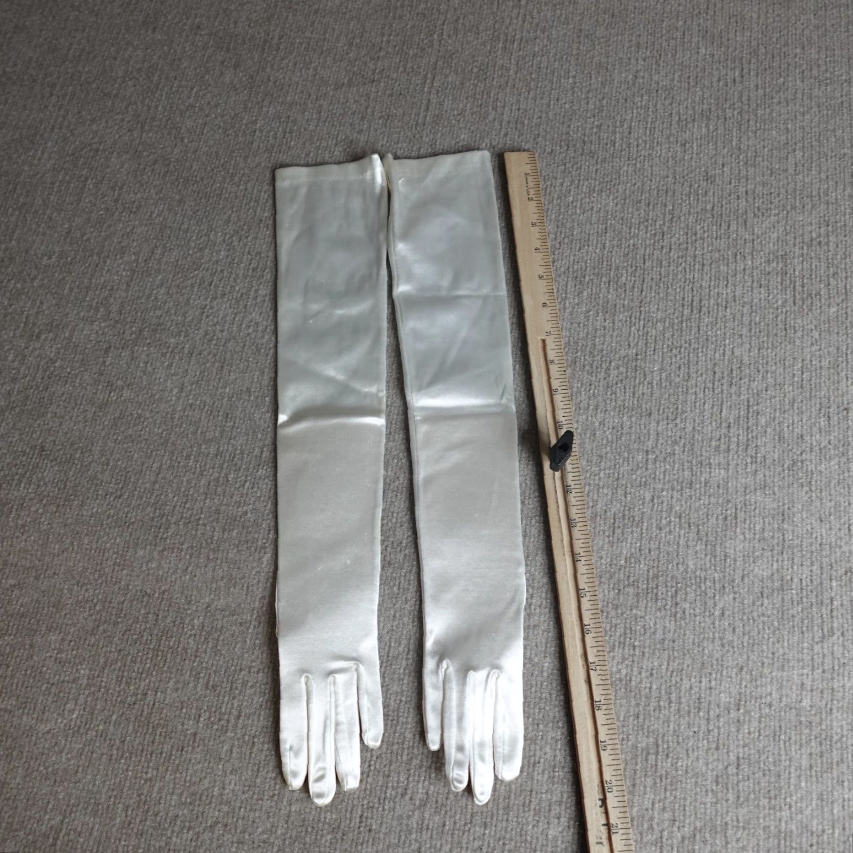 Vintage VINTAGE White Opera Length Gloves Nylon Satin Stretch Made in USA NEW Women Eveningwear Gloves Medium? Size ONE SIZE - 5 Thumbnail