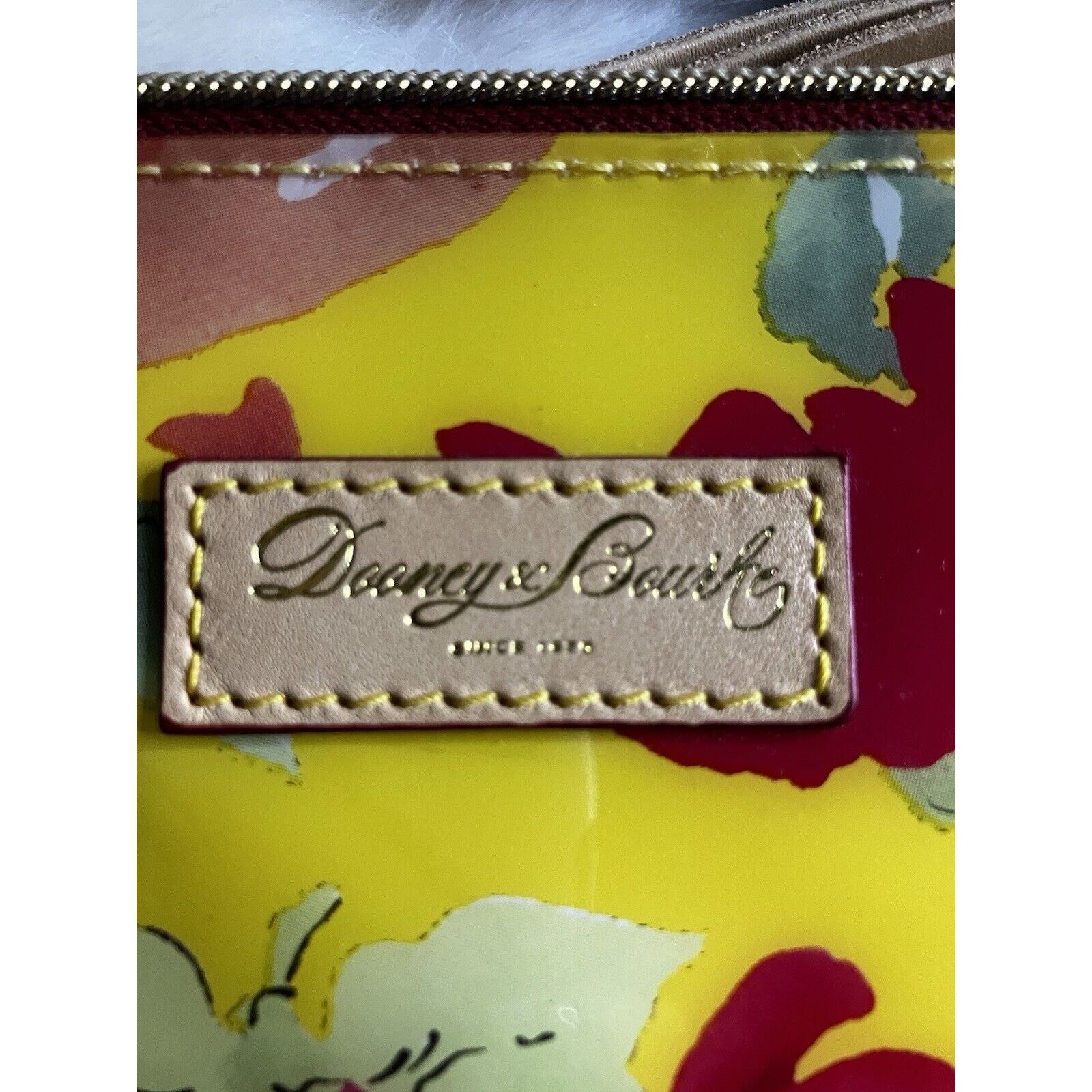 Dooney & Bourke NWOT DOONEY & BOURKE VINYL FLOWER WRISTLET CLUTCH POUCH Size ONE SIZE - 4 Thumbnail