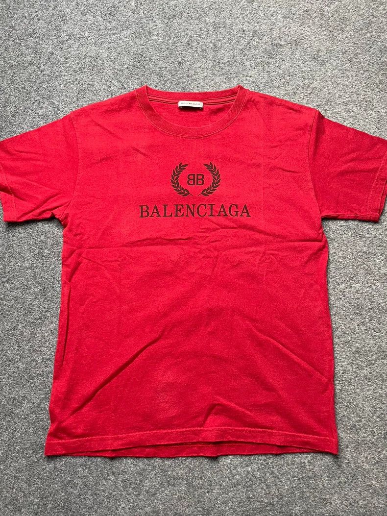 Balenciaga Classic BB logo printing on the chest of red sh