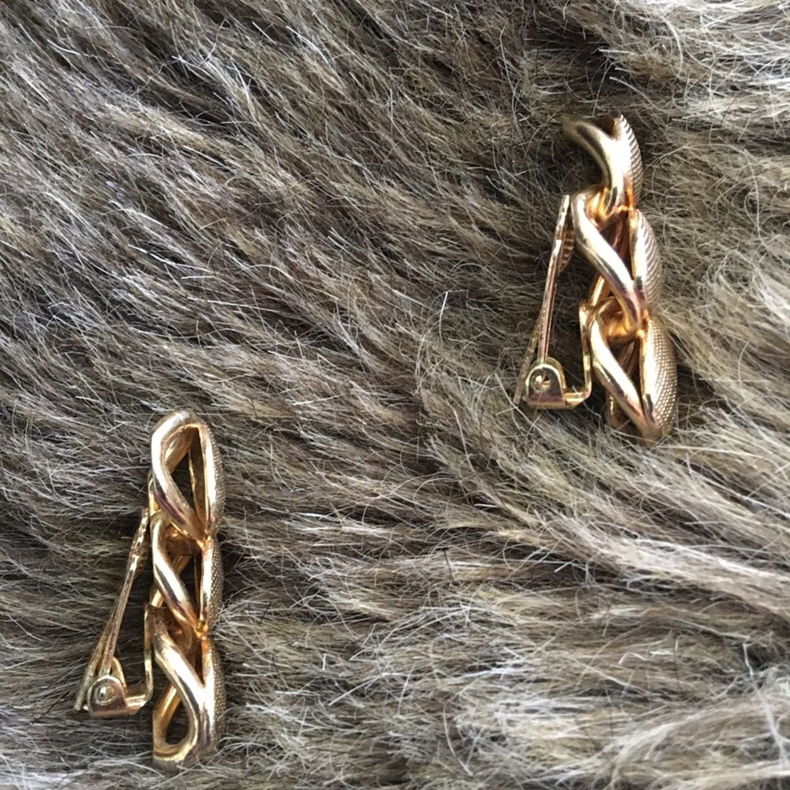 Vintage Vintage 70s textured gold tone clip on earrings Size ONE SIZE - 3 Thumbnail