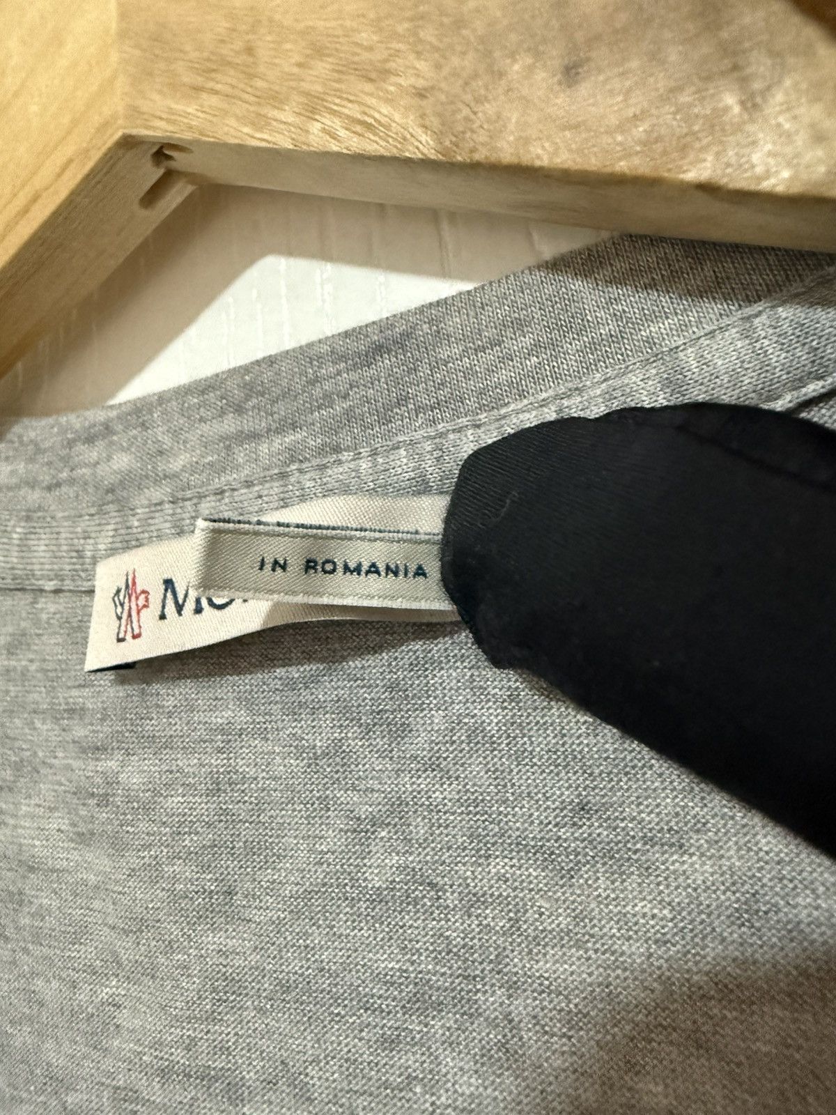 Moncler Brand new Moncler grey logo tshirt size small Size S / US 4 / IT 40 - 5 Thumbnail
