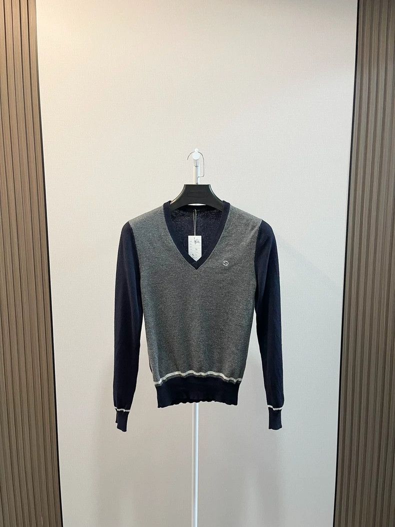 Gucci Gucci Color-blocked V-neck embroidered Logo wool sweater 25 Size US S / EU 44-46 / 1 - 1 Thumbnail