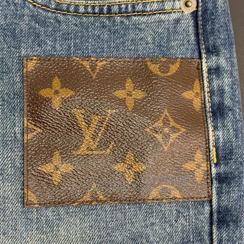 Louis Vuitton Louis Vuitton Washed blue presbyopic leather label jeans Size US 36 / EU 52 - 7 Thumbnail