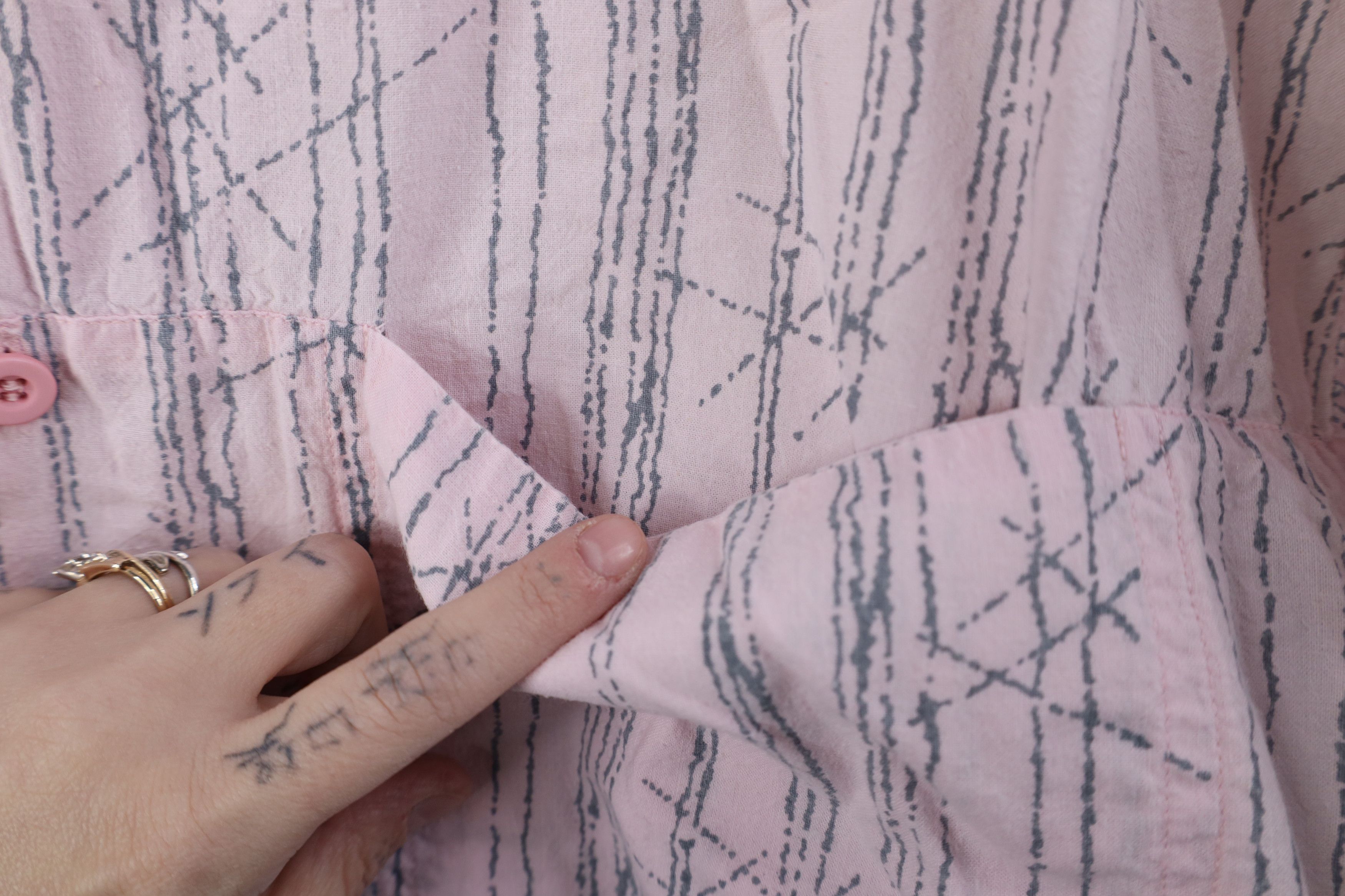 Vintage Vintage 90s Streetwear Abstract Surf Button Shirt Pink USA Size US L / EU 52-54 / 3 - 7 Thumbnail
