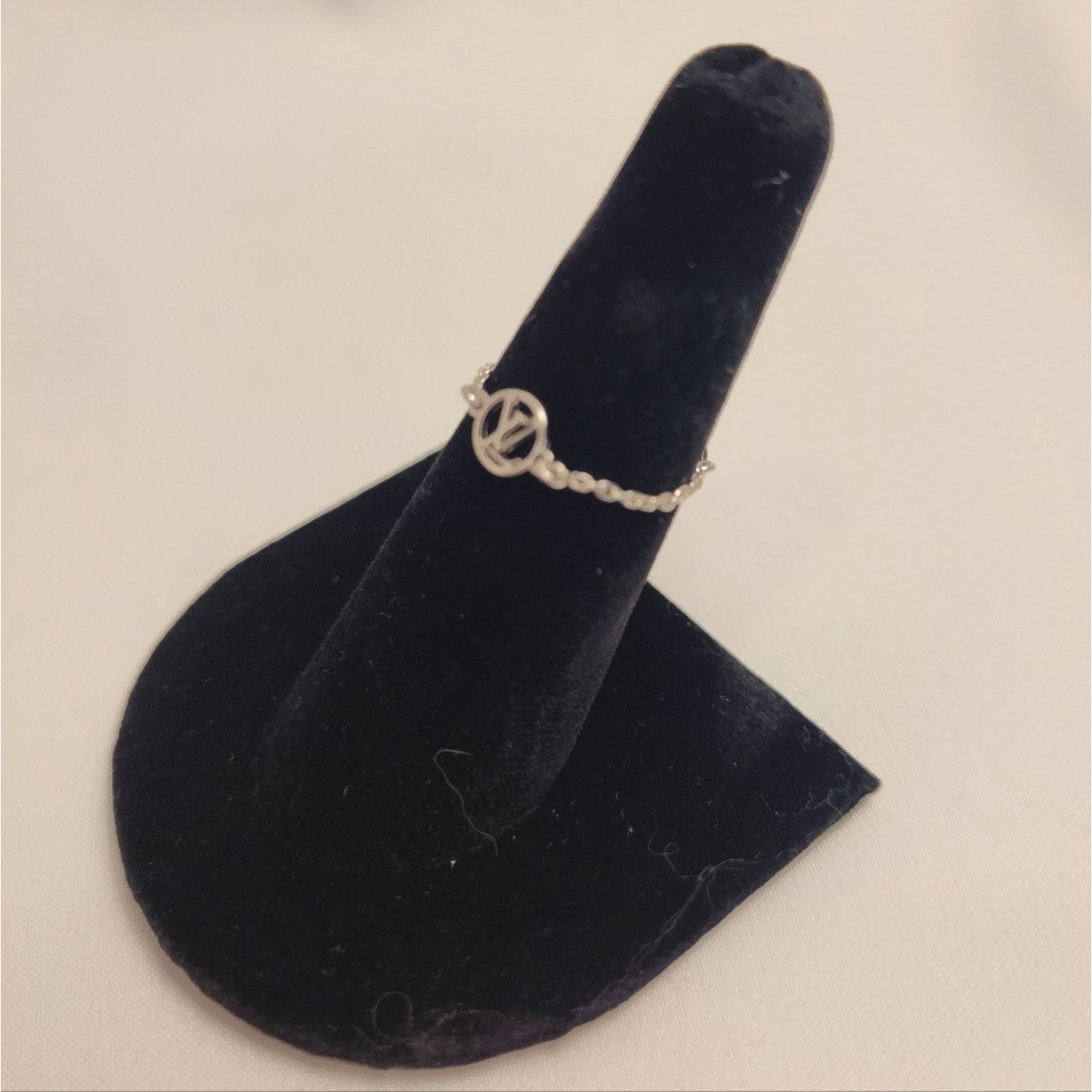 Louis Vuitton Authentic Louis Vuitton Silver Chain blooming strass ring Size ONE SIZE - 9 Thumbnail