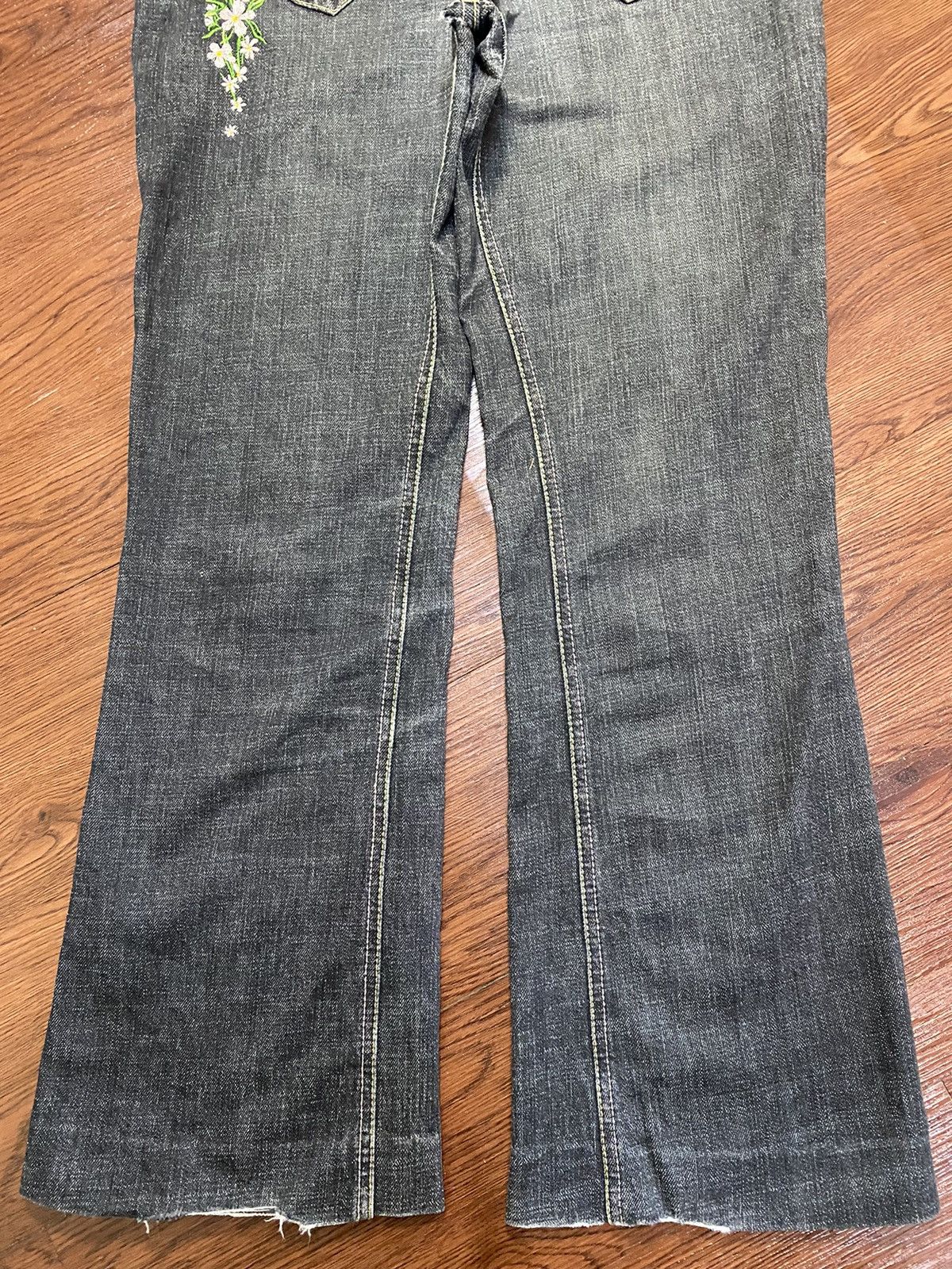 Japanese Brand Vintage Japanese Brands Blue Wash Embroidered Flare Jeans Size 28" / US 6 / IT 42 - 8 Thumbnail
