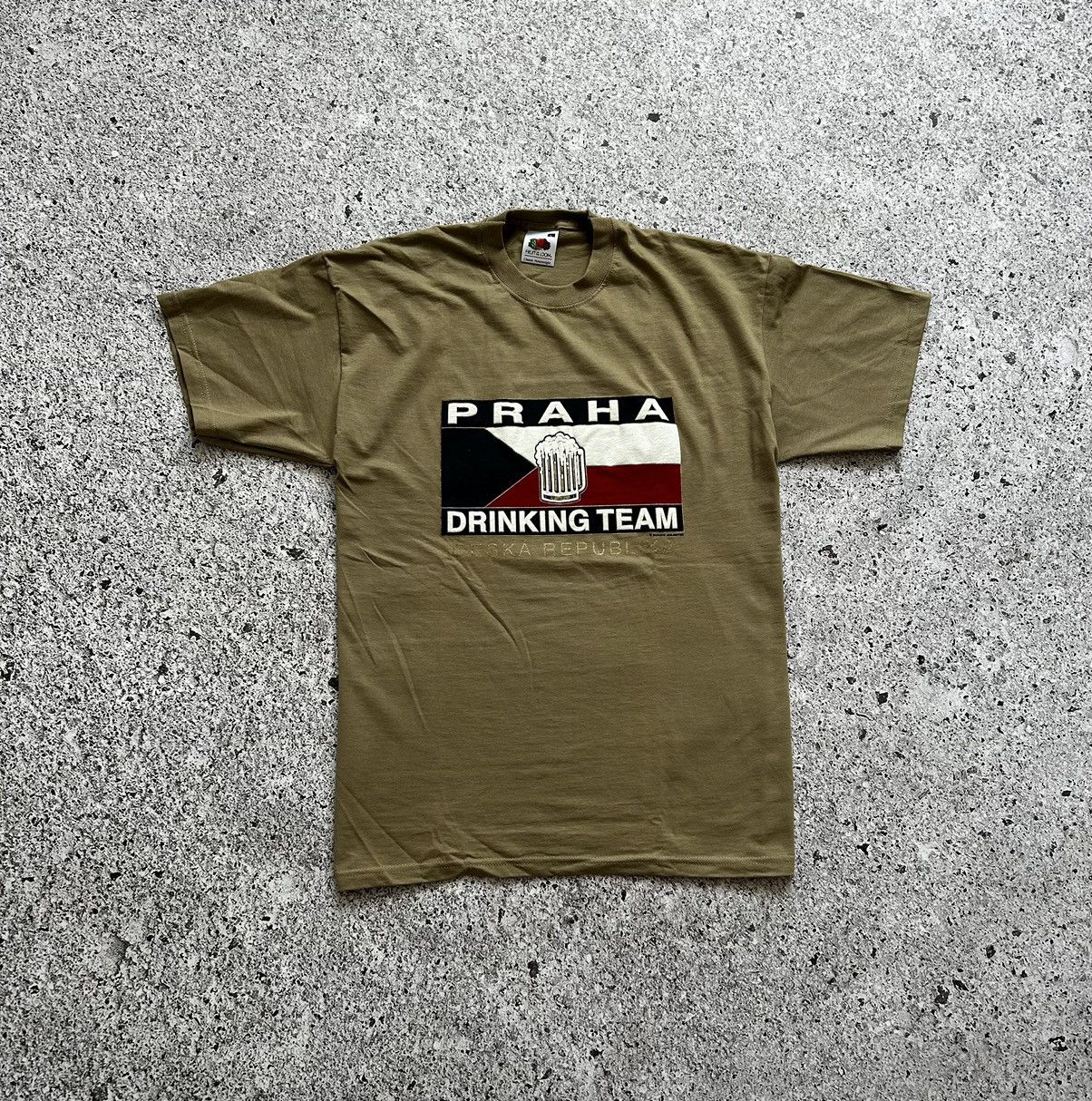 Vintage Vintage 1990’s Praha Drinking Team Graphic 3D Logo T-Shirt Size US XL / EU 56 / 4 - 1 Thumbnail