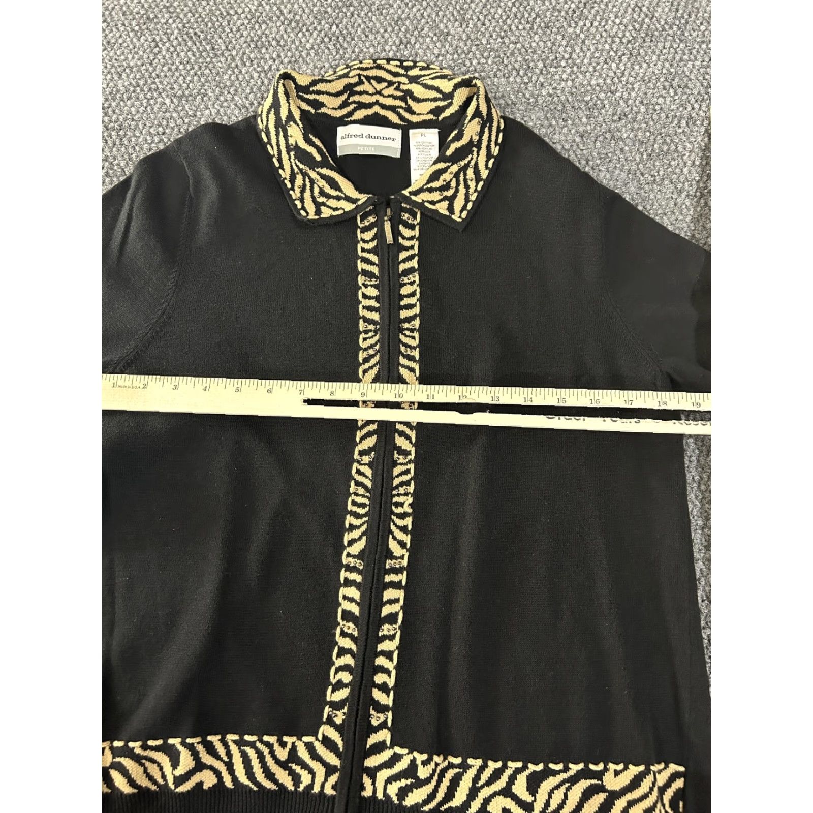 Vintage VINTAGE Alfred Dunner Cardigan Sweater Womens Petite Large Black Animal Print Zip Knit Collared Full Zip Zipper Studded 55% Cotton 45% Acrylic Womens Size L / US 10 / IT 46 - 6 Thumbnail
