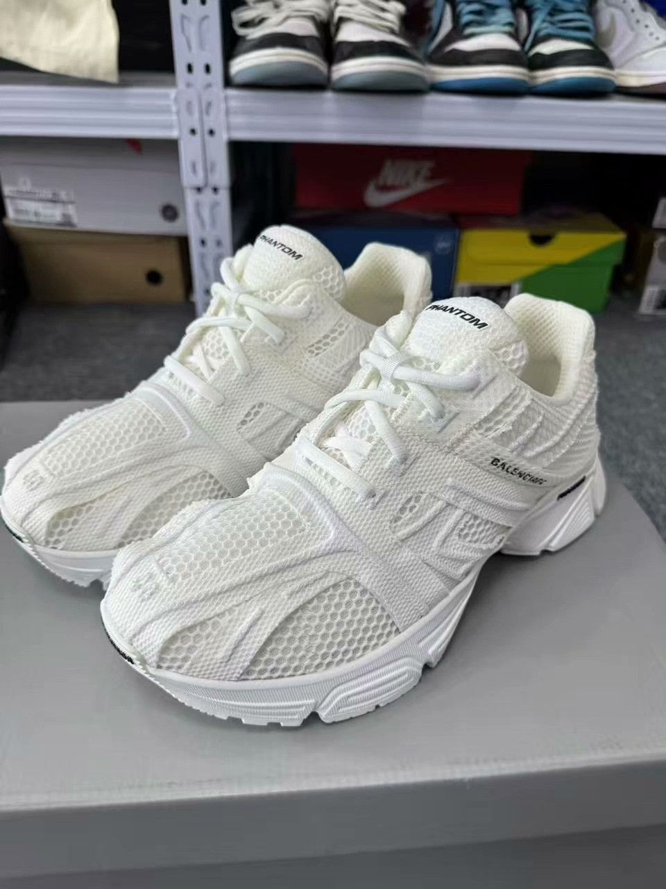 Balenciaga Balenciaga White Lowtop Sneakers 40 Men Size US 7.5 / EU 40-41 - 1 Thumbnail