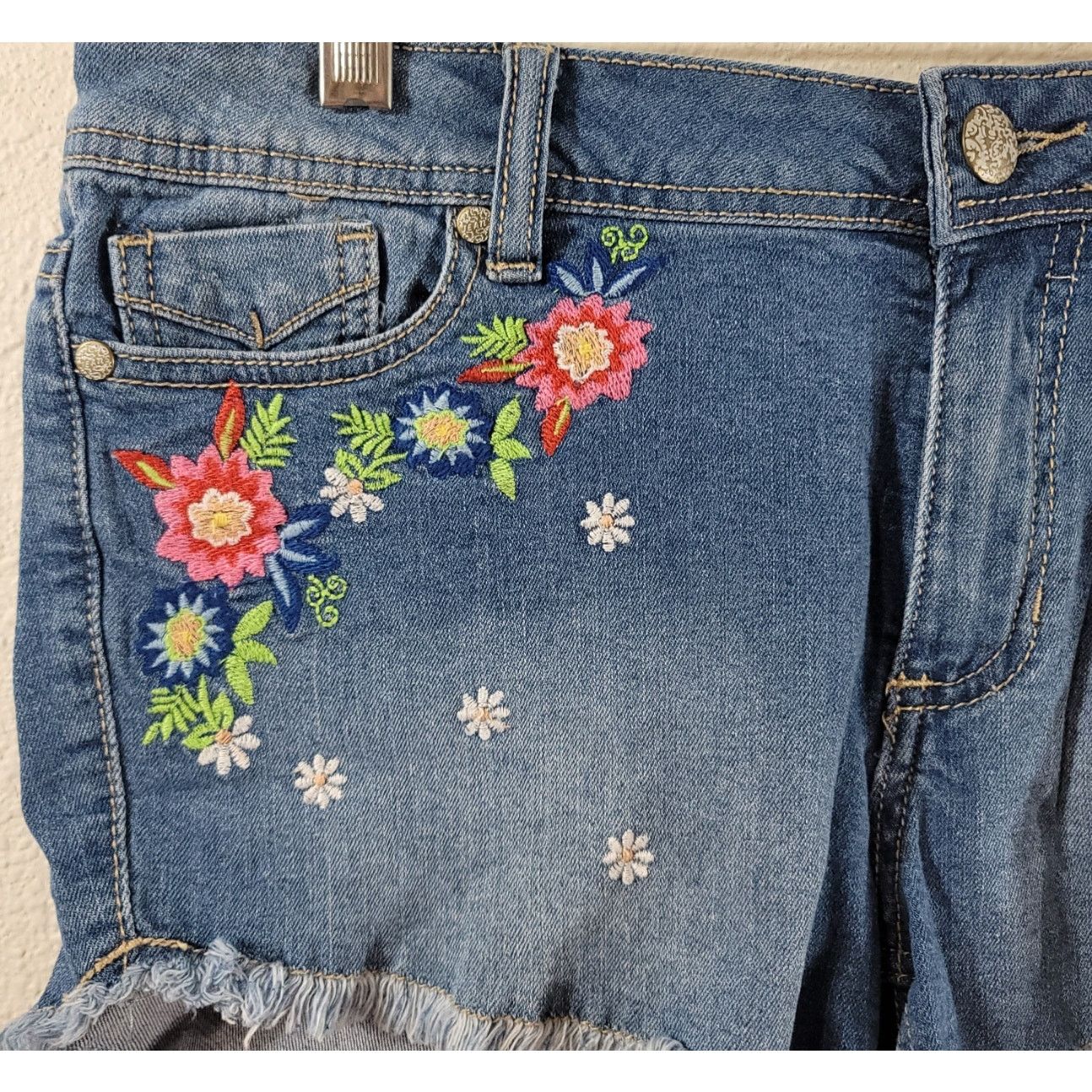 rue21 Rue 21 Stone Wash Embroidered Flowers Frayed Hem Shorts 9 10 Size 32" / US 10 / IT 46 - 5 Thumbnail