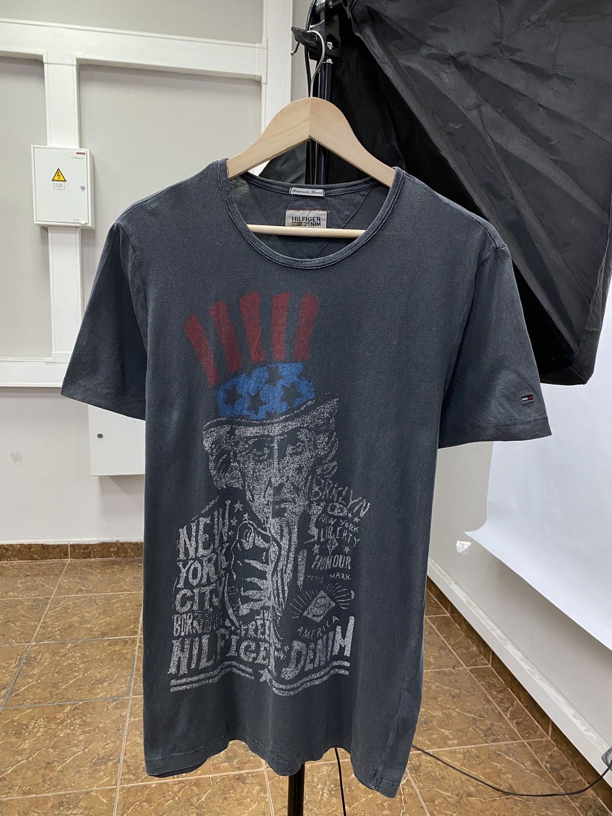 Tommy Hilfiger × Vintage 🇺🇸 Vintage Y2K Tommy Hilfiger Abraham Lincoln Archive T-Shirt Size US M / EU 48-50 / 2 - 1 Thumbnail