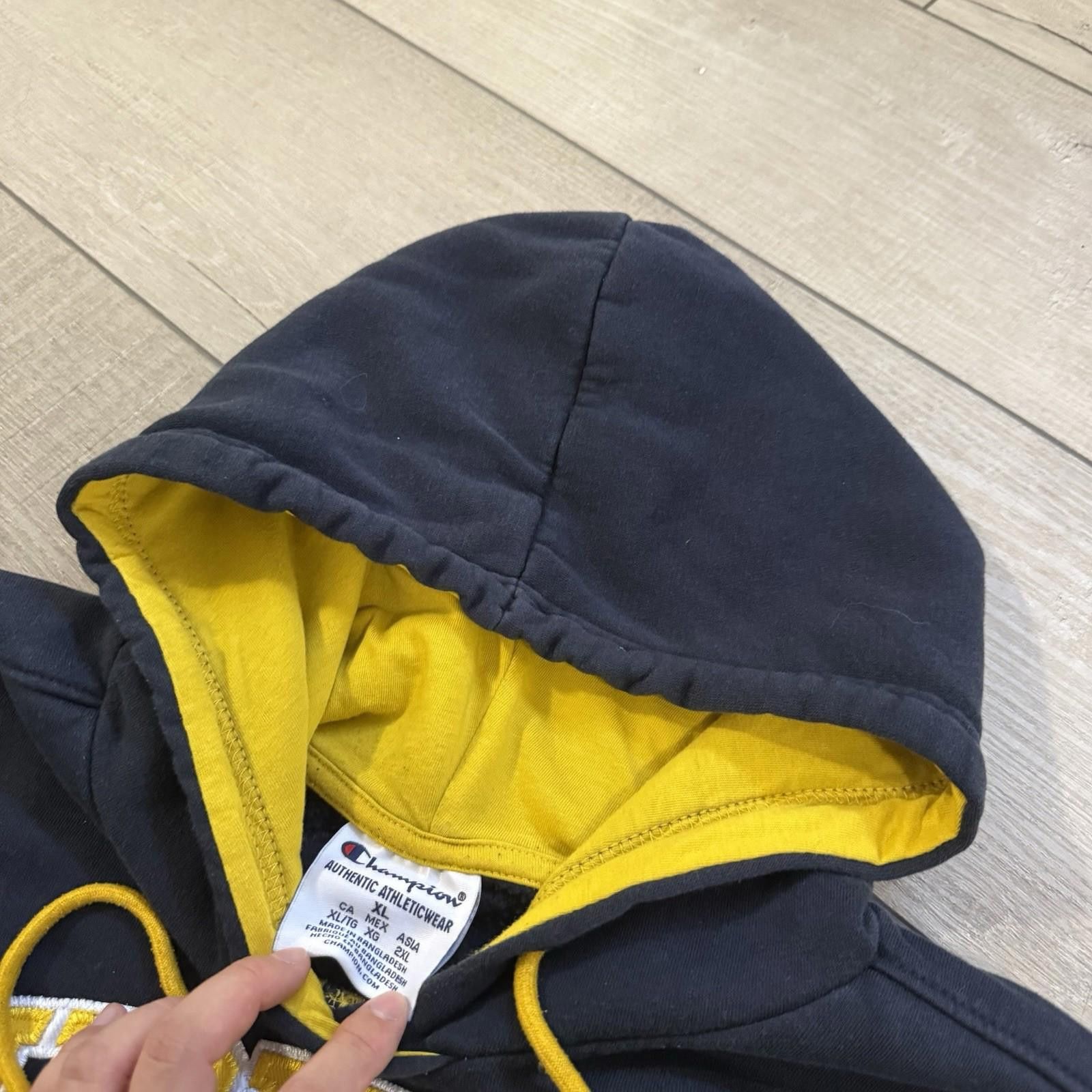 Champion Champion Michigan Wolverines Hoodie Size XL NCAA Vintage Size US XL / EU 56 / 4 - 3 Thumbnail