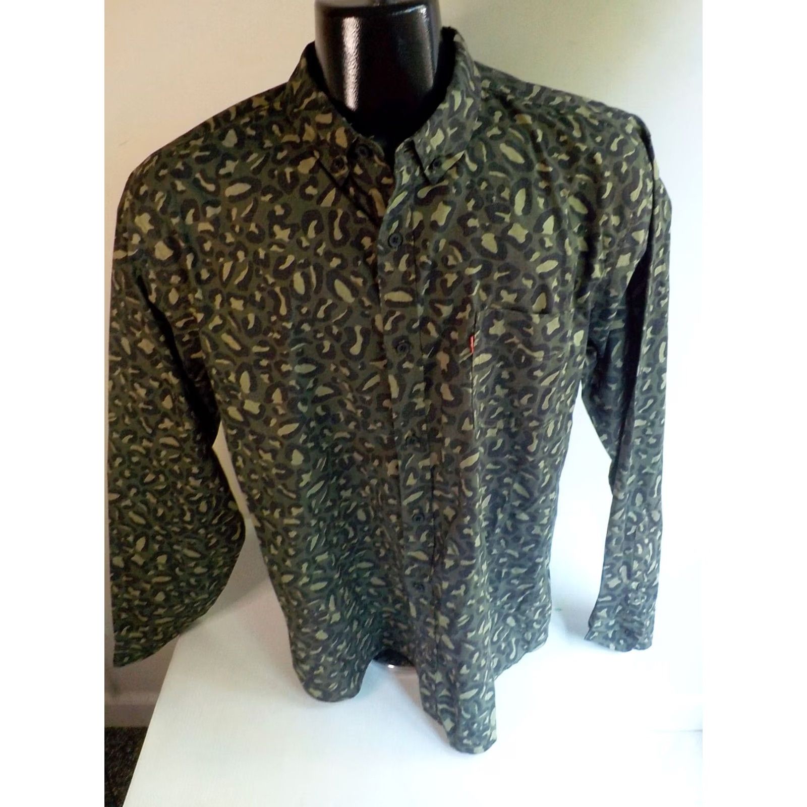 Levi's LEVI'S Button-Up Shirt Animal Print Long Sleeve Green Black Cotton Blend XL Mens Size US XL / EU 56 / 4 - 2 Thumbnail
