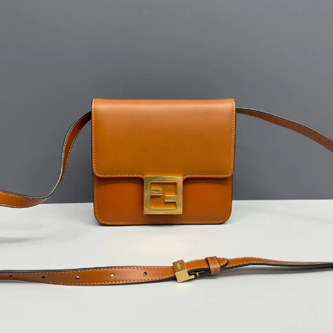 Fendi FENDI Fab brown cowhide leather crossbody bag detachable strap Size ONE SIZE - 1 Thumbnail