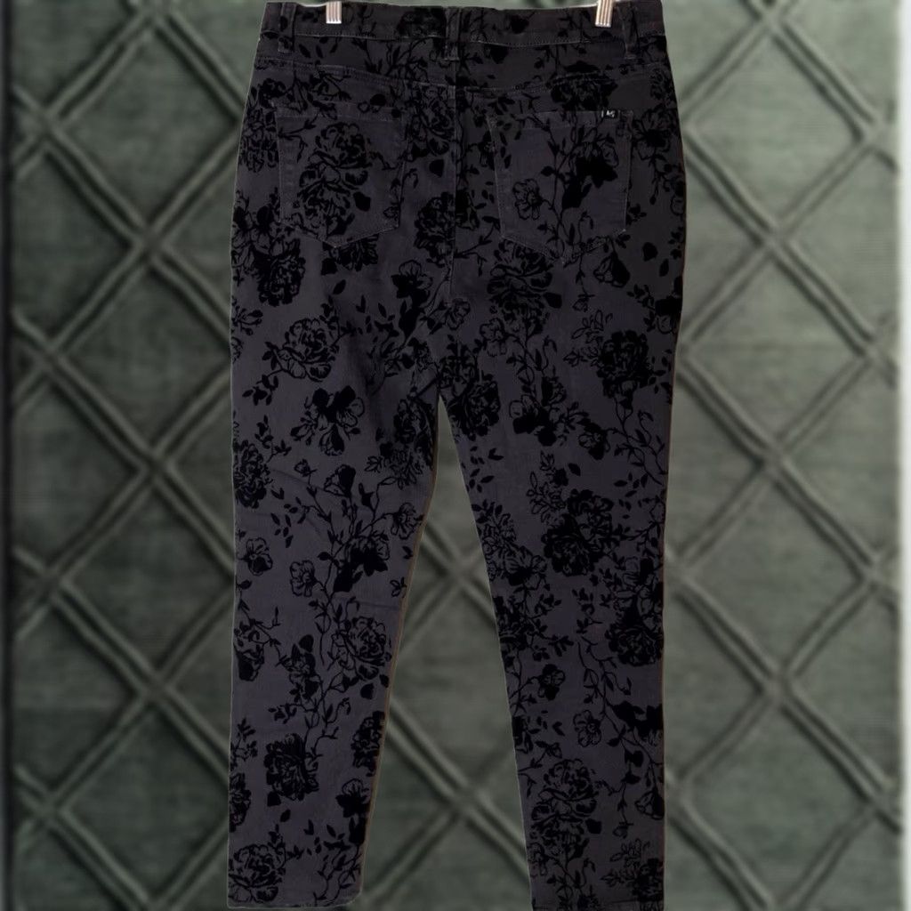 Velvet DG2 Diane Gilman Black Velvet Burnout Roses Beaded Skinny Jeans Size 16 Women 5-Pocket Denim Floral Size 26" / US 2 / IT 38 - 1 Thumbnail