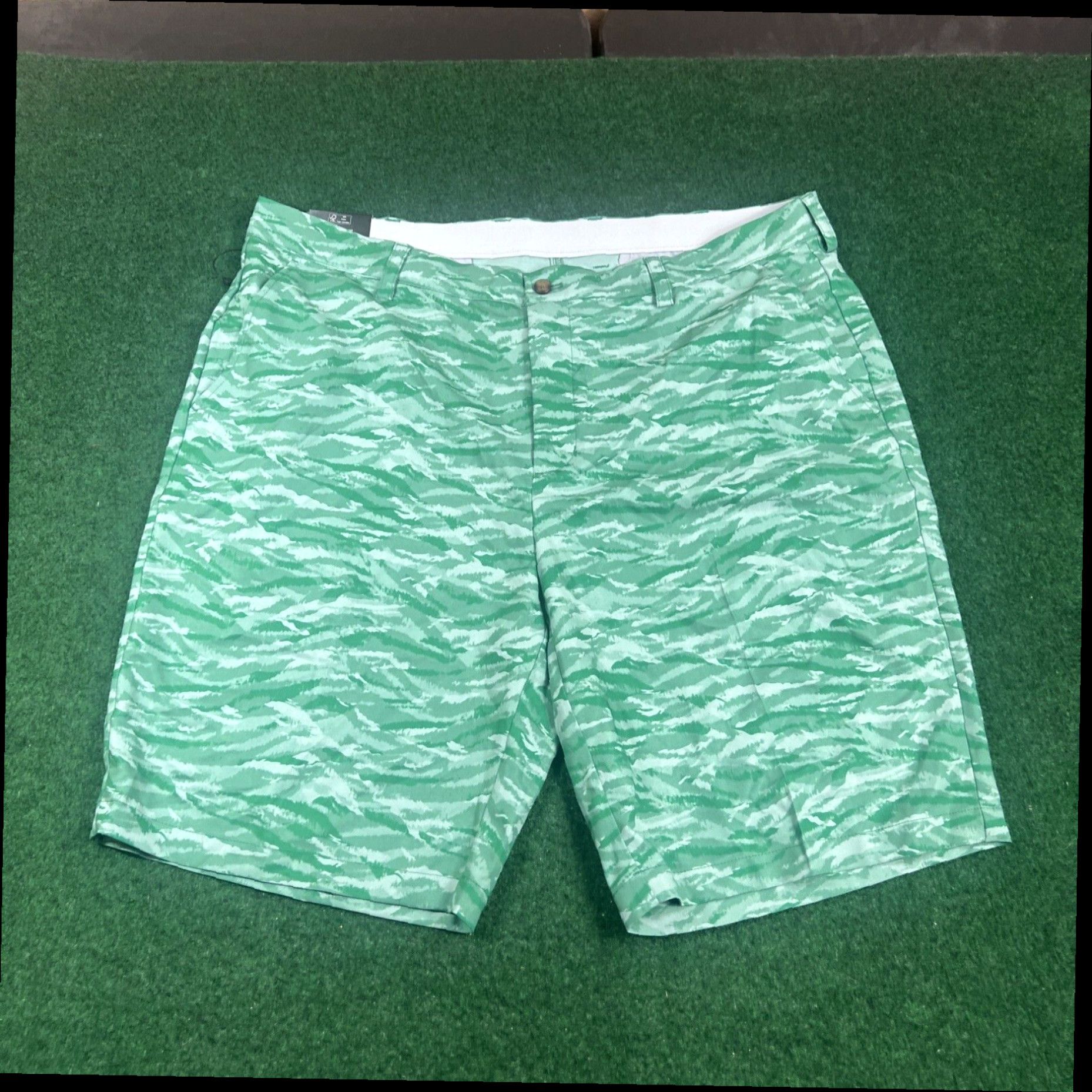 Vintage Greg Norman Shorts Mens 40 Green Camo Golf Chino Microlux Stretch NWT Size US 40 / EU 56 - 1 Thumbnail