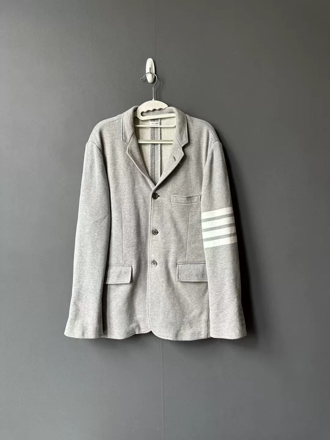 Thom Browne thom browne gray emblem suit jacket Size US S / EU 44-46 / 1 - 1 Thumbnail