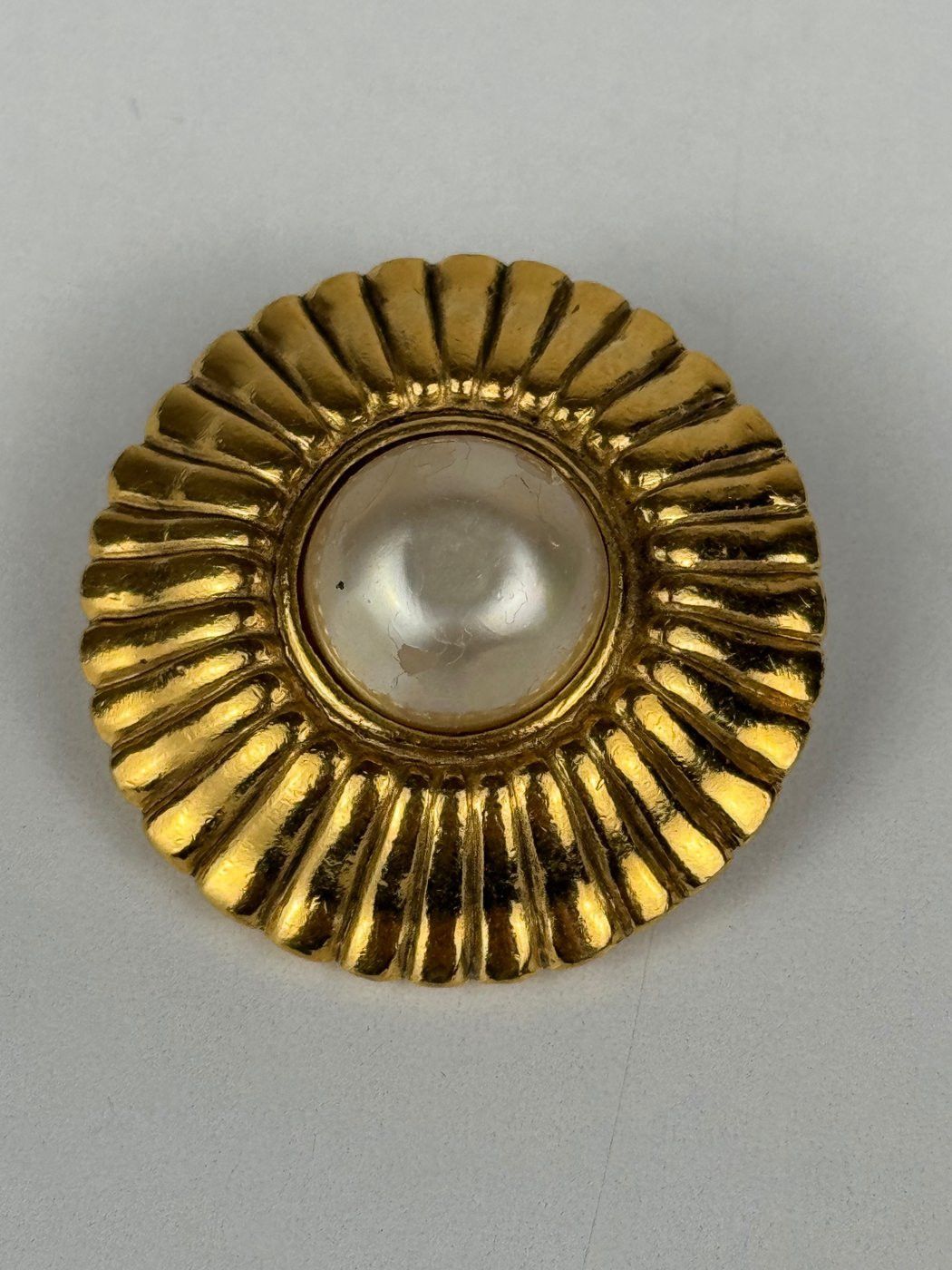 Chanel Chanel Faux Pearl with Gold Plating Sunburst Sides Clip-on Size ONE SIZE - 7 Thumbnail