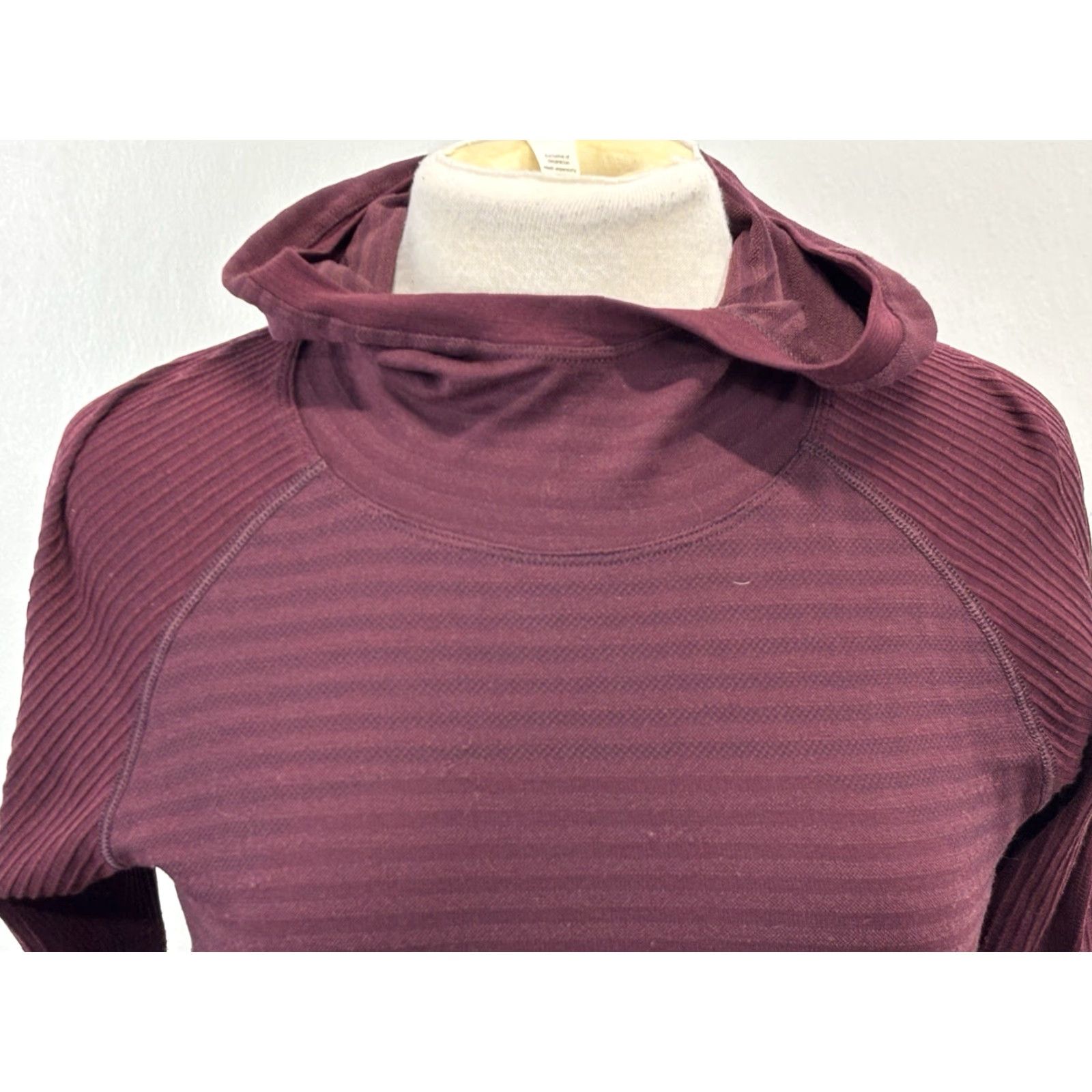 Lululemon VINTAGE Lululemon keep the heat thermal hoodie Maroon Hooded Pullover Women’s 8 Stretch Size M / US 6-8 / IT 42-44 - 5 Thumbnail