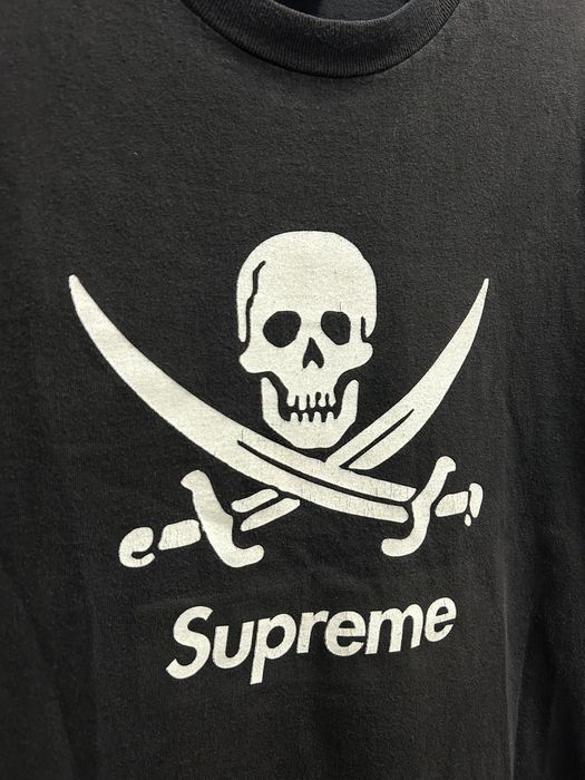 Supreme pirate box clearance logo