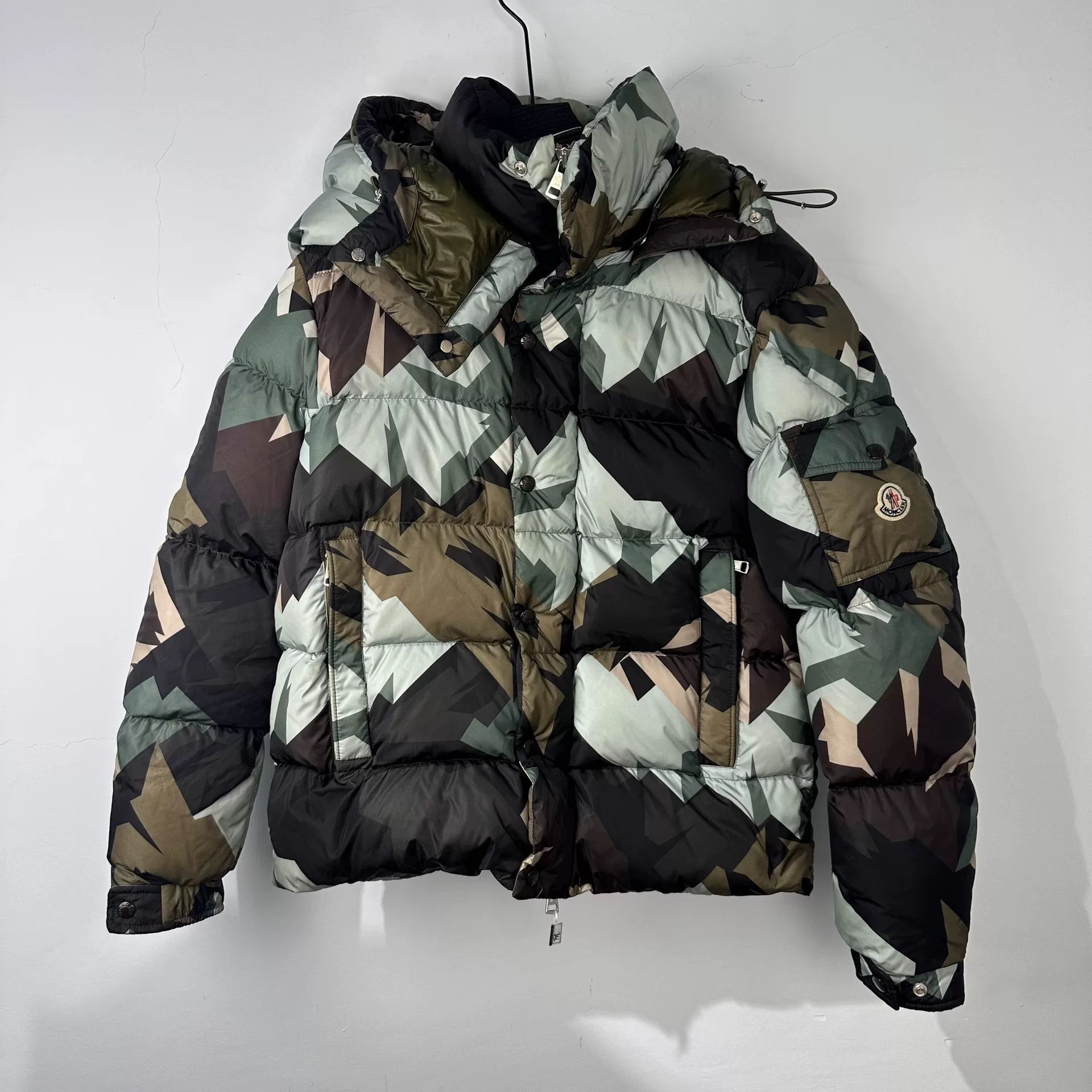 Moncler Moncler Down Camo Heavy Coat s Men Size US S / EU 44-46 / 1 - 1 Thumbnail