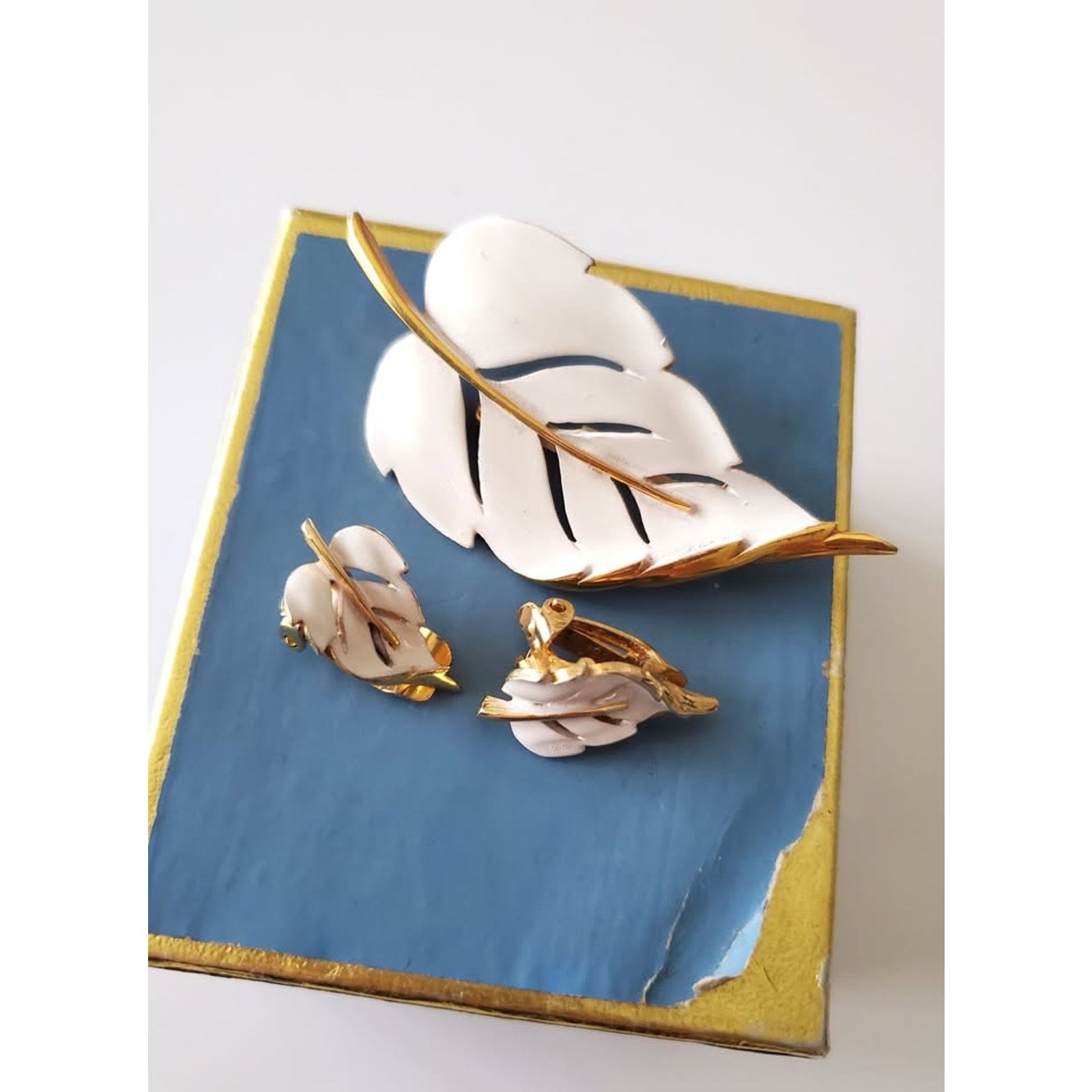 Other Vintage White Enamel Leaf Brooch and Earring Set Size ONE SIZE - 1 Thumbnail