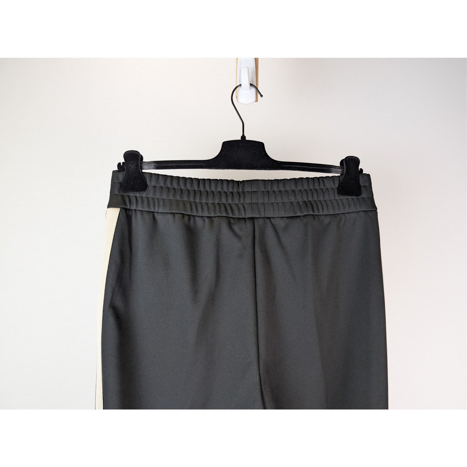 Moncler × Palm Angels o1rshd1 Sweat Bottoms Track Pants in Black / White Size US 30 / EU 46 - 11 Thumbnail