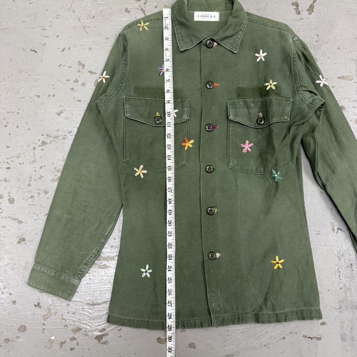 Vintage 1960s Shanana Mil Embroidered Daisy Utility Shirt in Olive Size US M / EU 48-50 / 2 - 14 Thumbnail