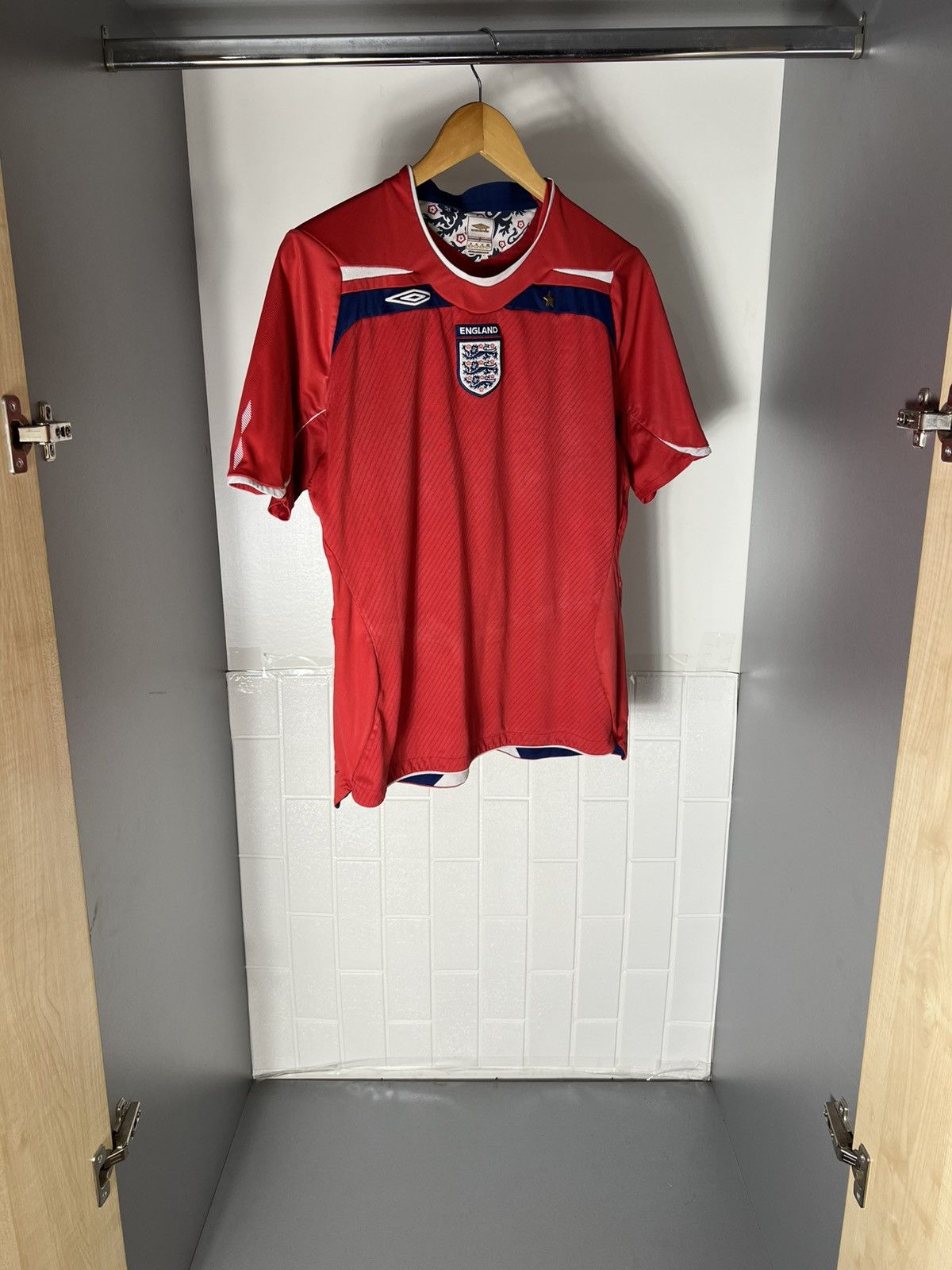 Umbro VINTAGE UMBRO ENGLAND RETRO SOCCER JERSEY MANCHESTER Y2K 90s Size US S / EU 44-46 / 1 - 3 Thumbnail