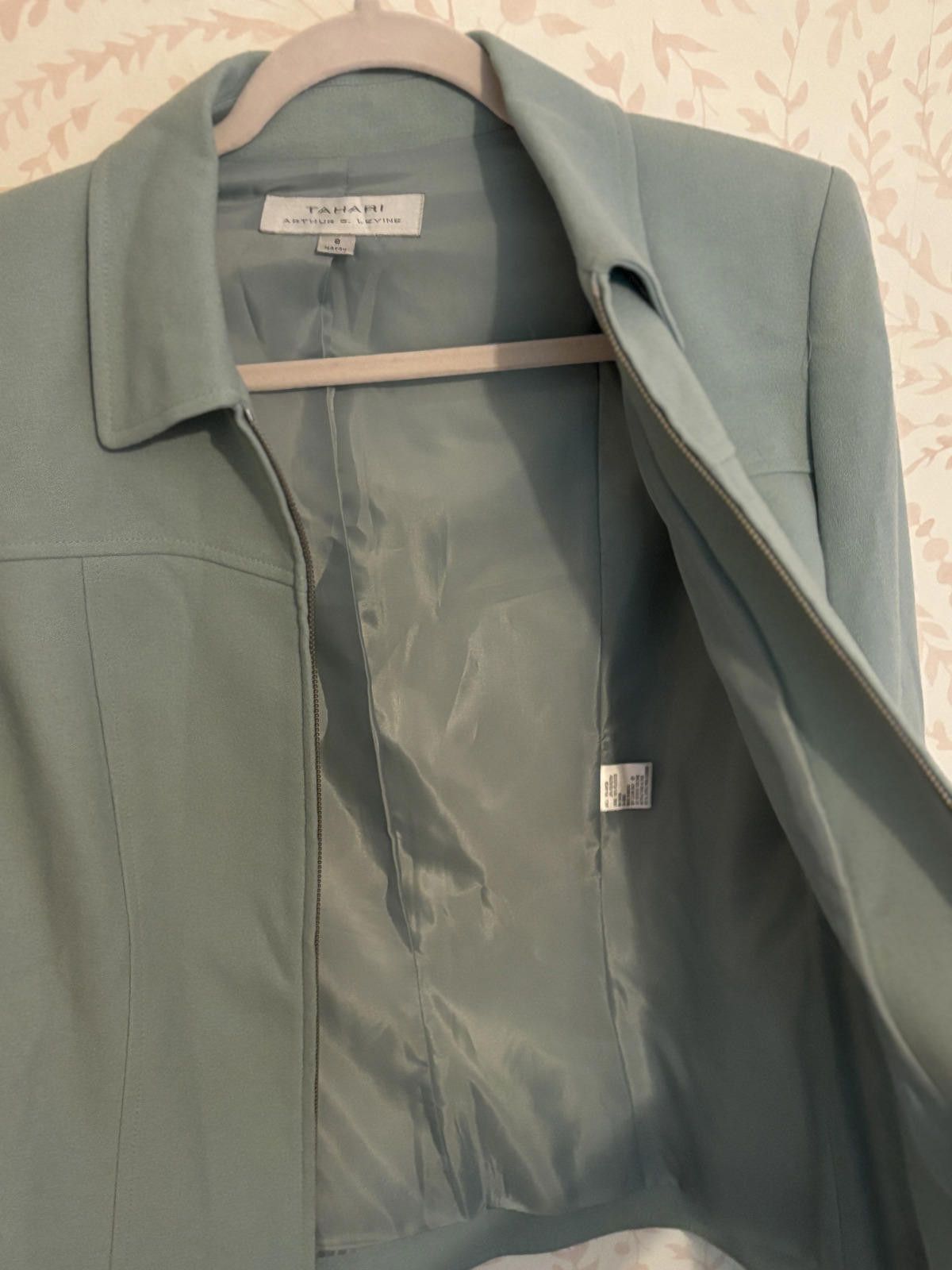 Designer Tahari Women's Blazer Size 8 in Soft Green Size M / US 6-8 / IT 42-44 - 4 Thumbnail