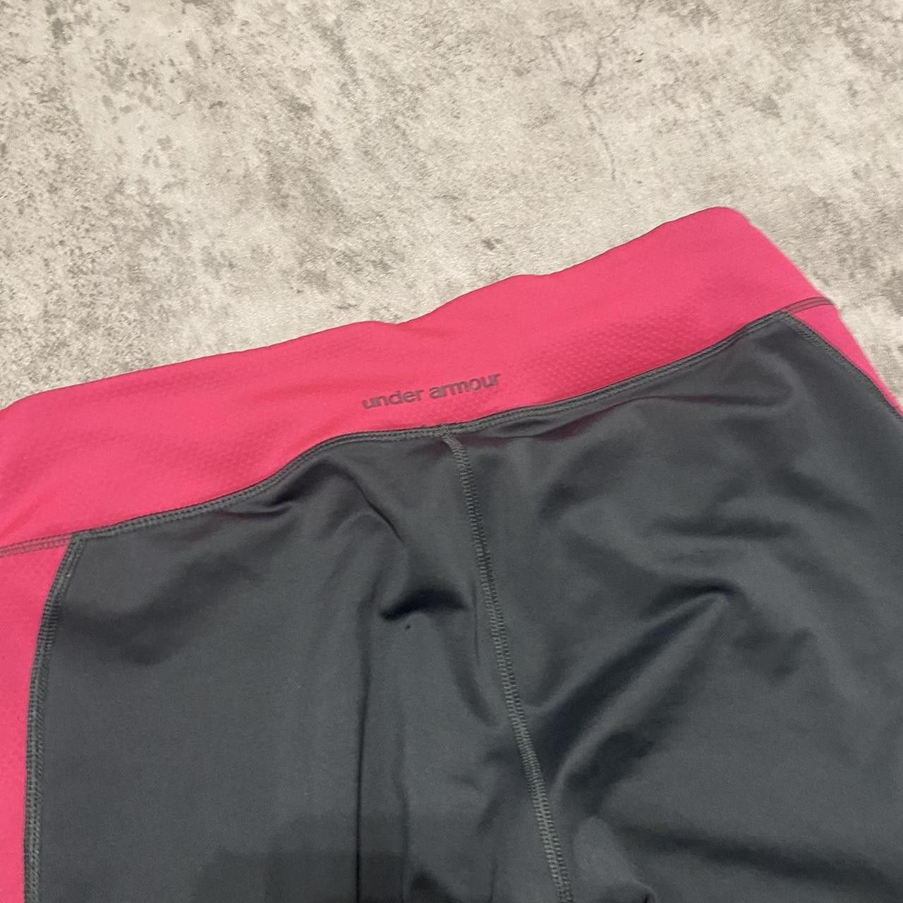 Under Armour Black and pinkUnder Armour leggings with a small Size US M / EU 48-50 / 2 - 5 Thumbnail