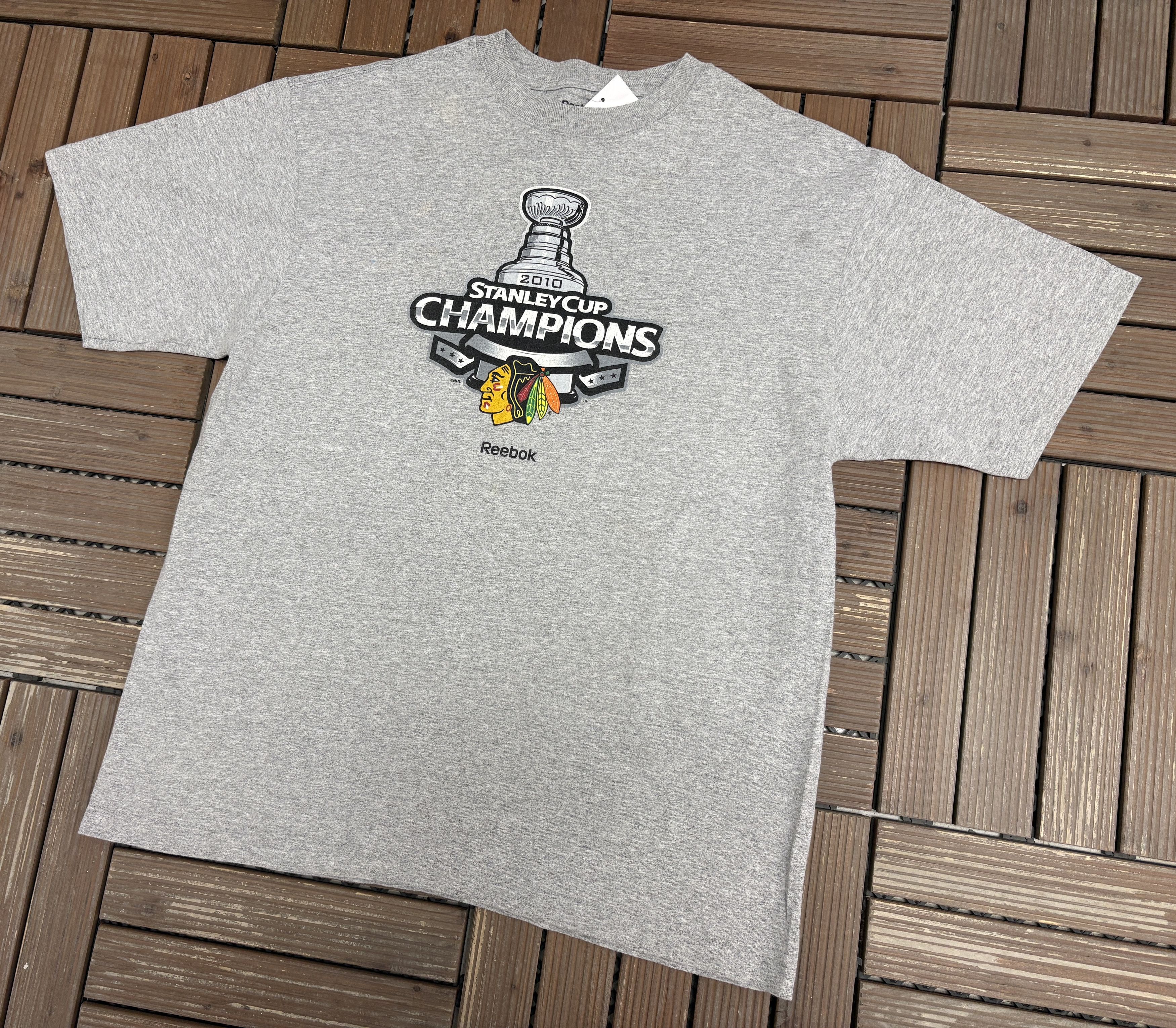 Vintage Chicago Blackhawks Stanley Cup Champs 2010 Grey Tee Size US L / EU 52-54 / 3 - 2 Thumbnail