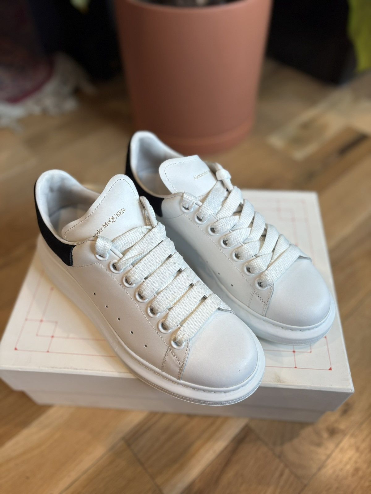 Alexander McQueen Alexander McQueen Sneakers White/Black Clean OG Size 37 Size US 7 / IT 37 - 2 Thumbnail