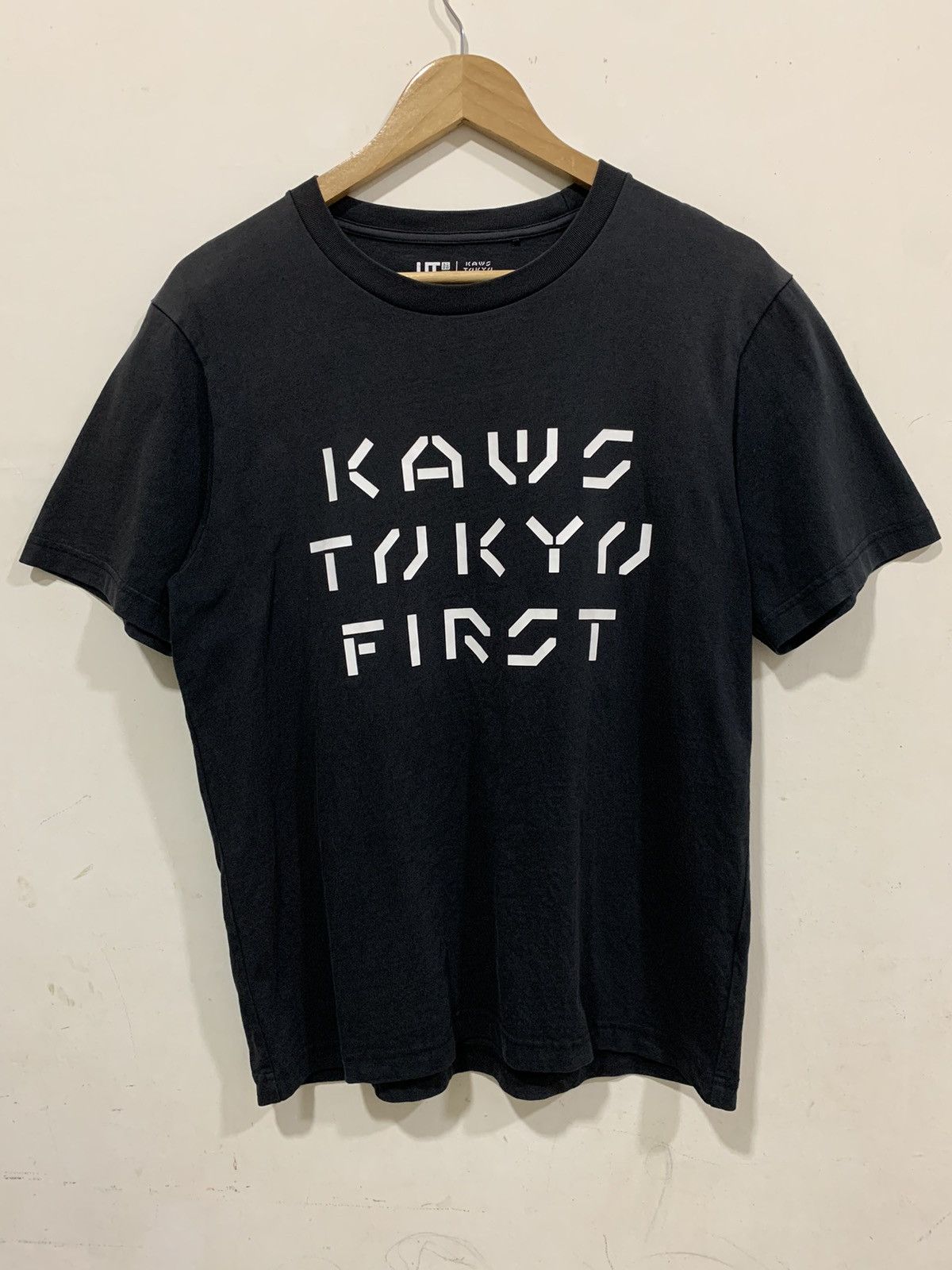 Hypebeast 🔥🔥 UNIQLO X KAWS TOKYO FIRST Size US M / EU 48-50 / 2 - 1 Thumbnail