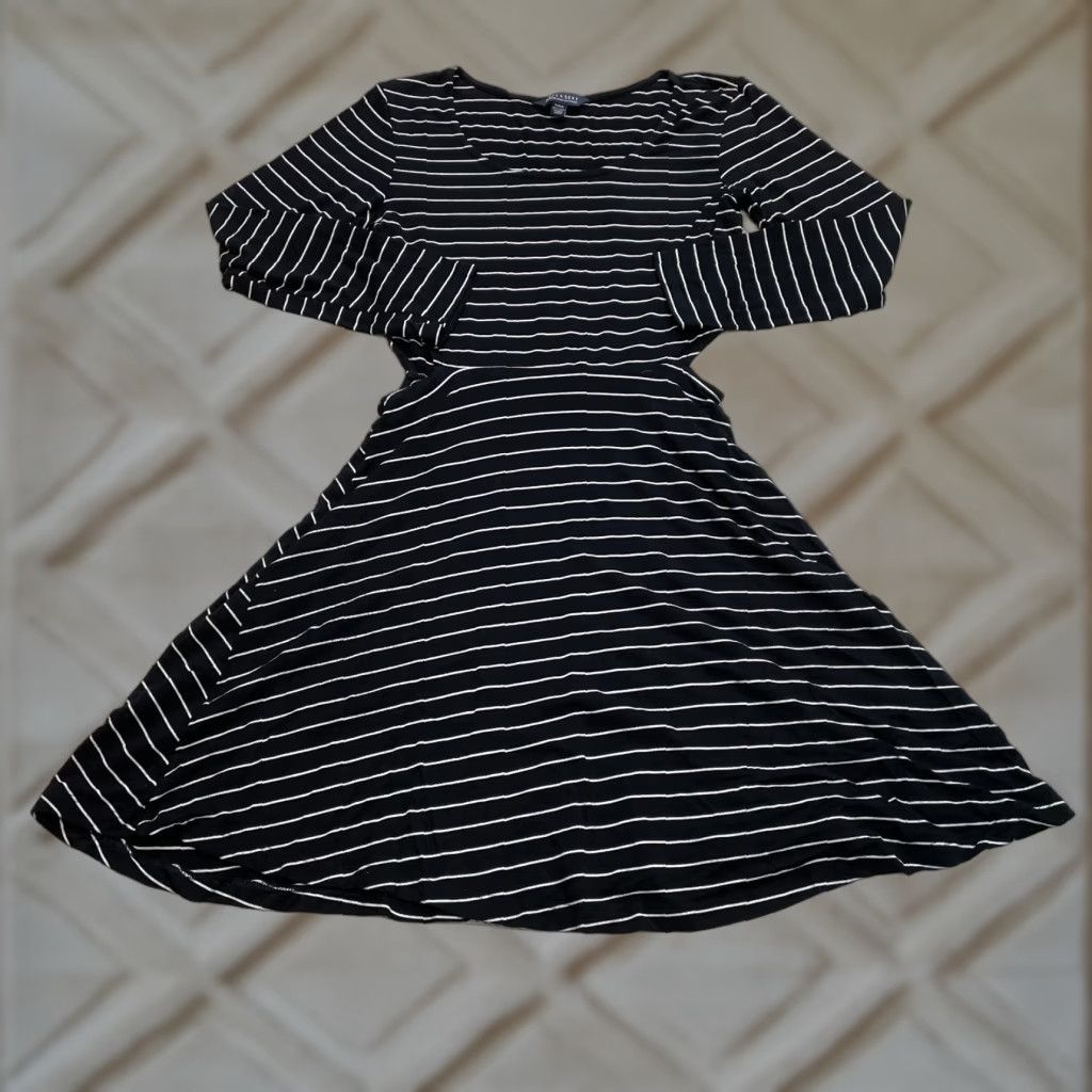 American Eagle Outfitters American Eagle Black Striped Long Sleeve Fit and Flare Medium Soft & Sexy Size M / US 6-8 / IT 42-44 - 1 Thumbnail