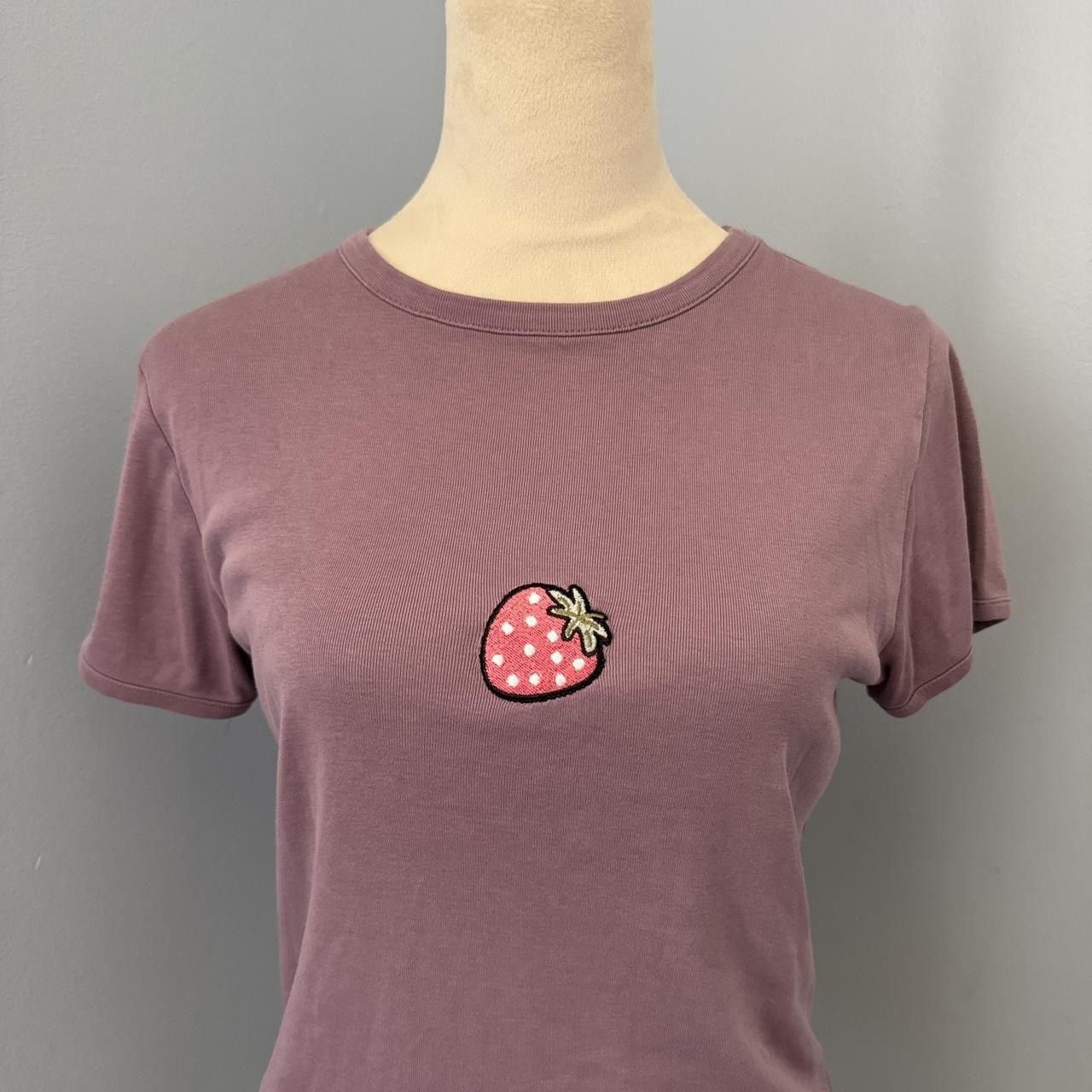 Vintage Purple t shirt with a strawberry patch on the front 🍓 Size M / US 6-8 / IT 42-44 - 2 Thumbnail