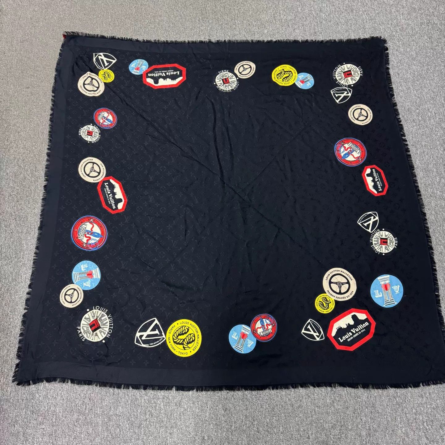 Louis Vuitton Louis Vuitton 140cm silk/wool monogram badge scarf 99new Size ONE SIZE - 1 Thumbnail