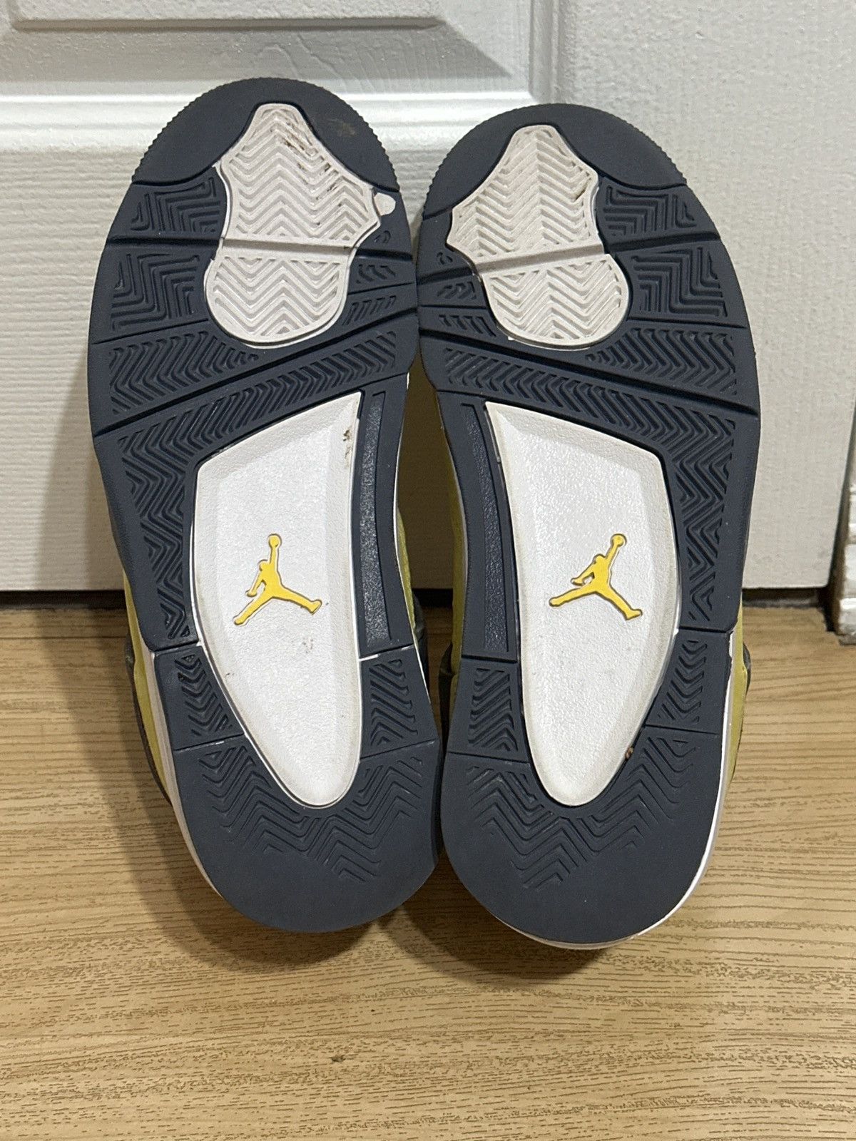 Jordan Brand Air Jordan 4 Retro GS “Lightning” Size US 6.5 / EU 39-40 - 5 Thumbnail