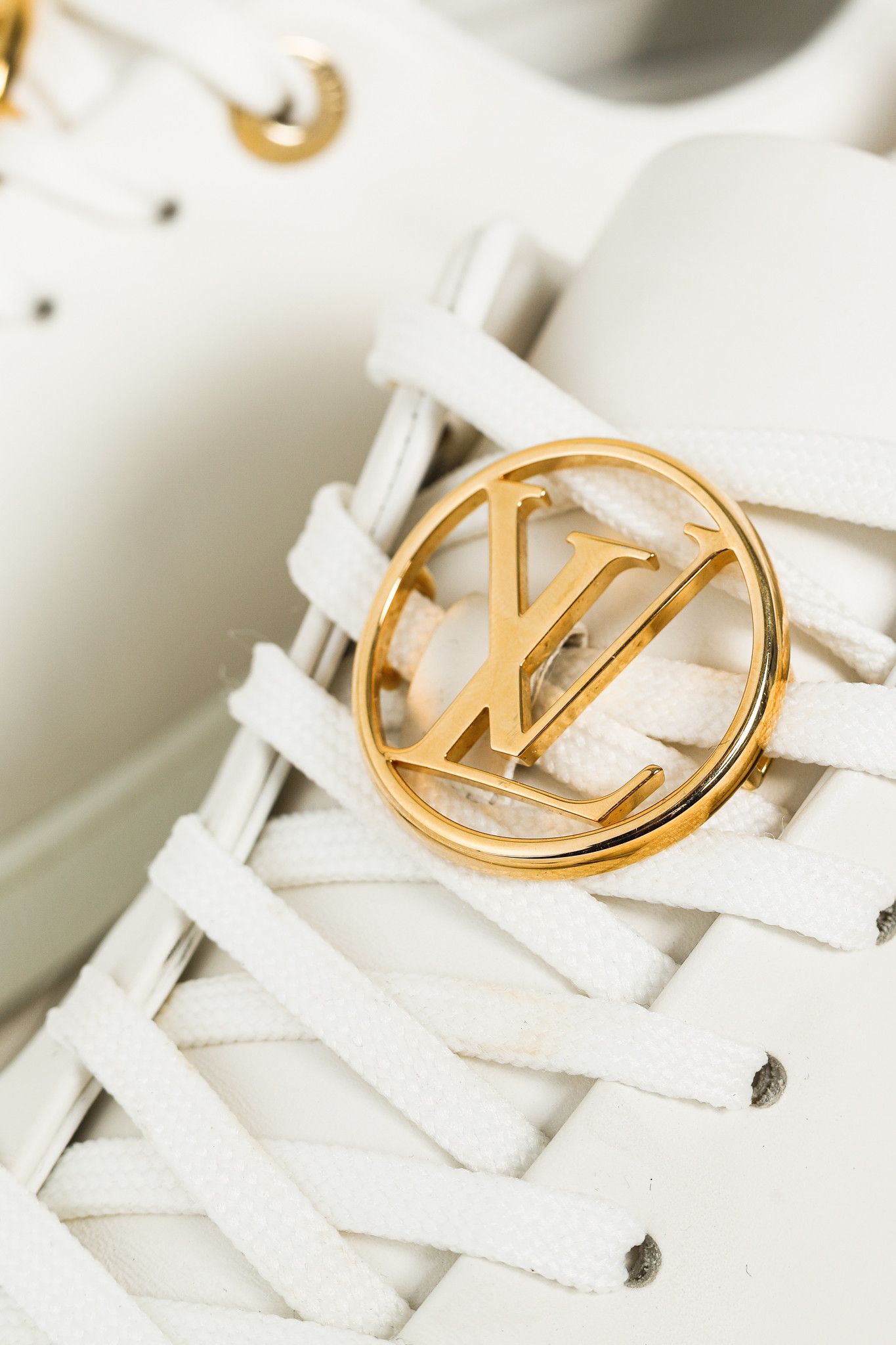 Louis Vuitton Louis Vuitton Front Row Golden Logo White Leather Sneakers Size US 7 / IT 37 - 7 Thumbnail