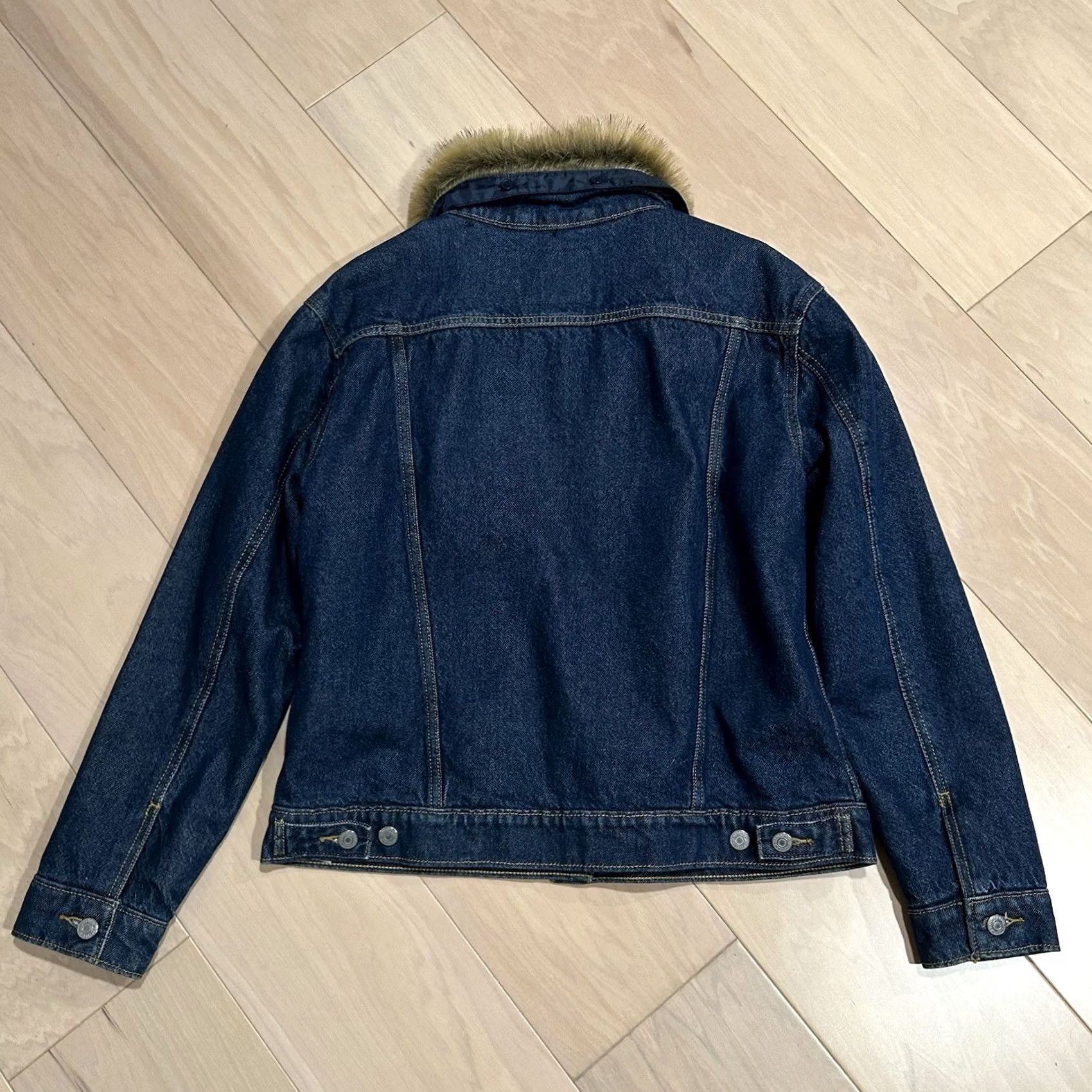Levi's VINTAGE Levi's Ex-Boyfriend Faux Fur Collar Denim Trucker Jacket Women's Large Size L / US 10 / IT 46 - 3 Thumbnail