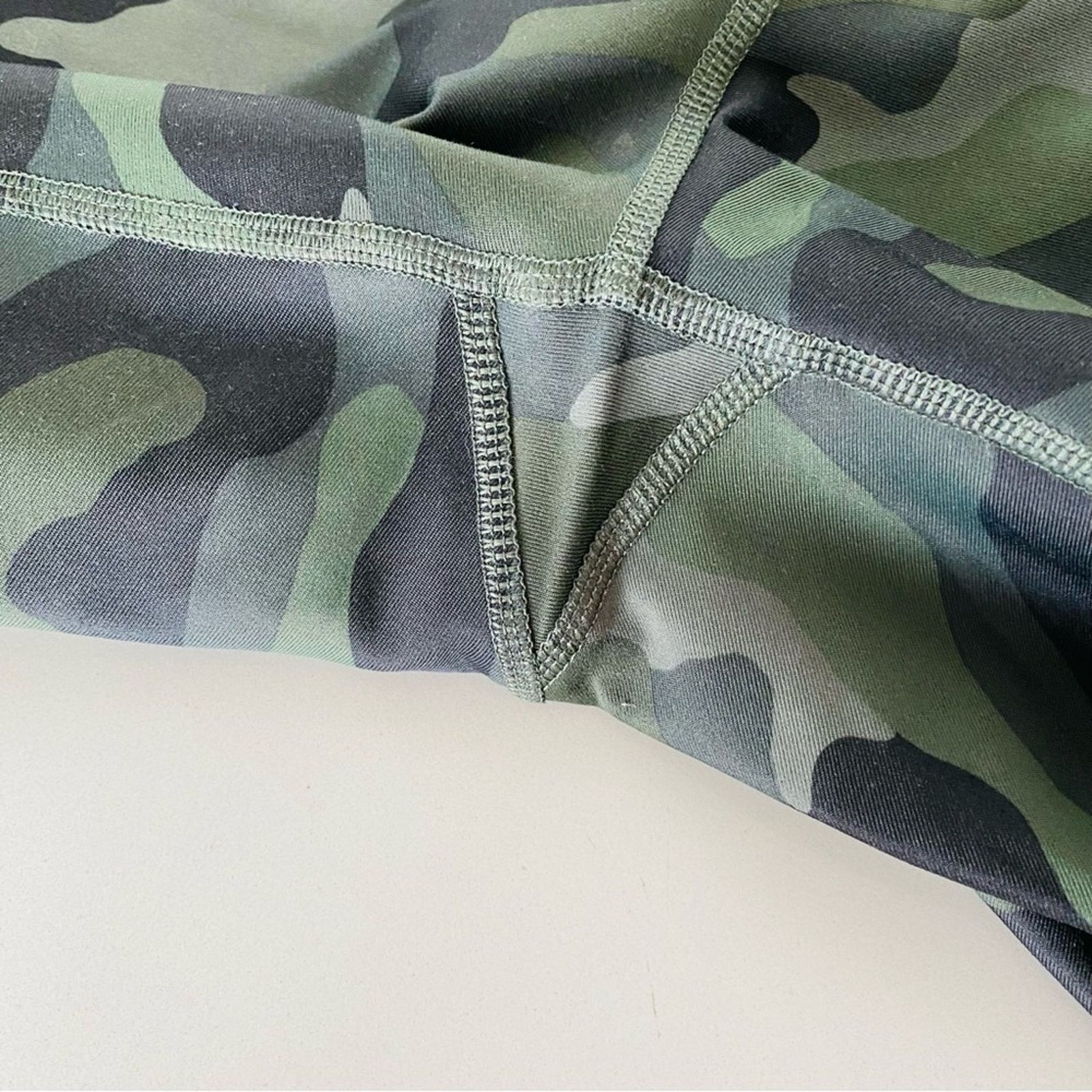 Old Navy OLD NAVY Olive Green Black Camo Print High Rise Biker Shorts Size 30" / US 8 / IT 44 - 9 Thumbnail