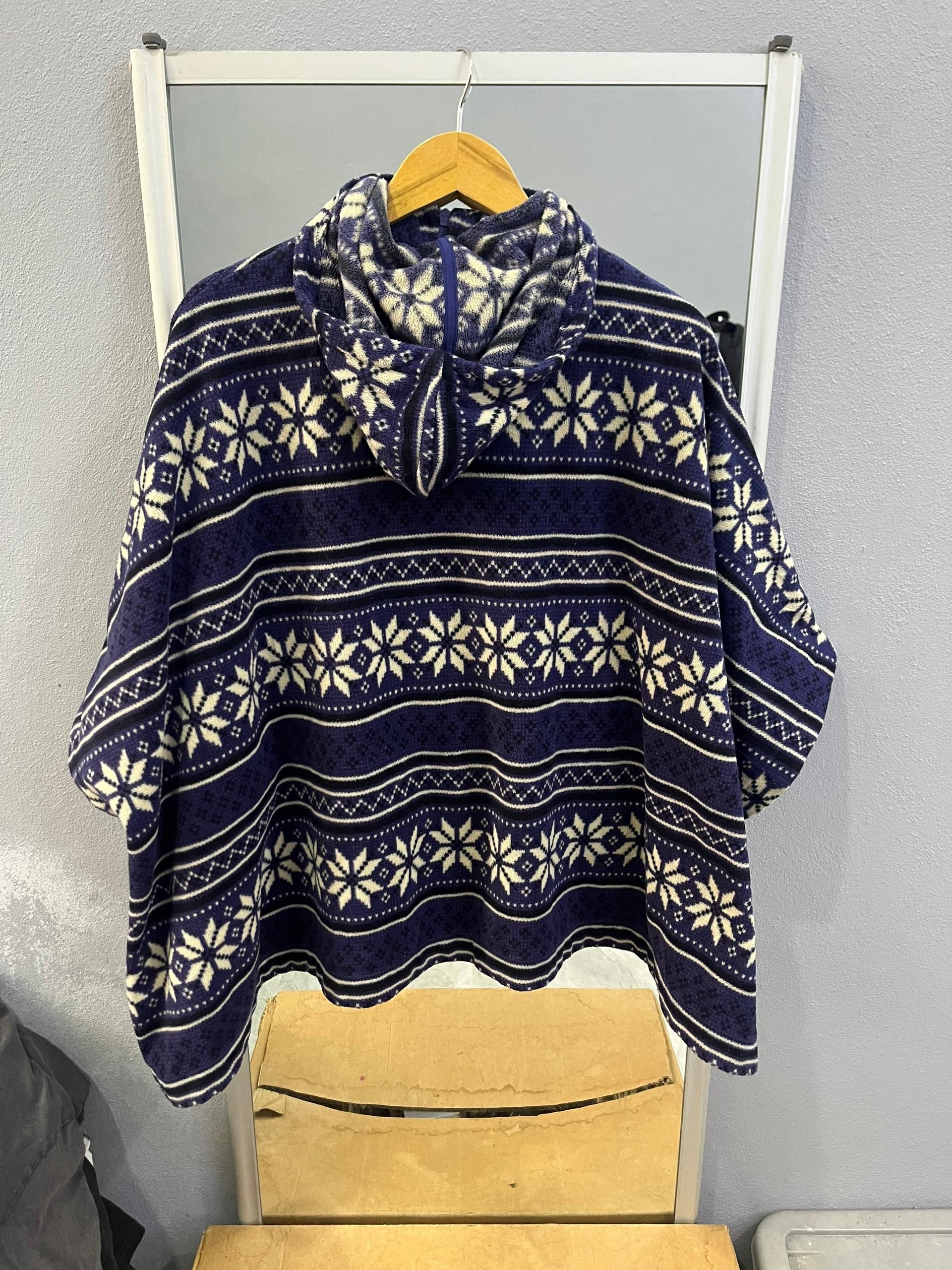 Uniqlo Uniqlo Fair Isle Caped Hoodie Poncho Fleece Size ONE SIZE - 10 Thumbnail