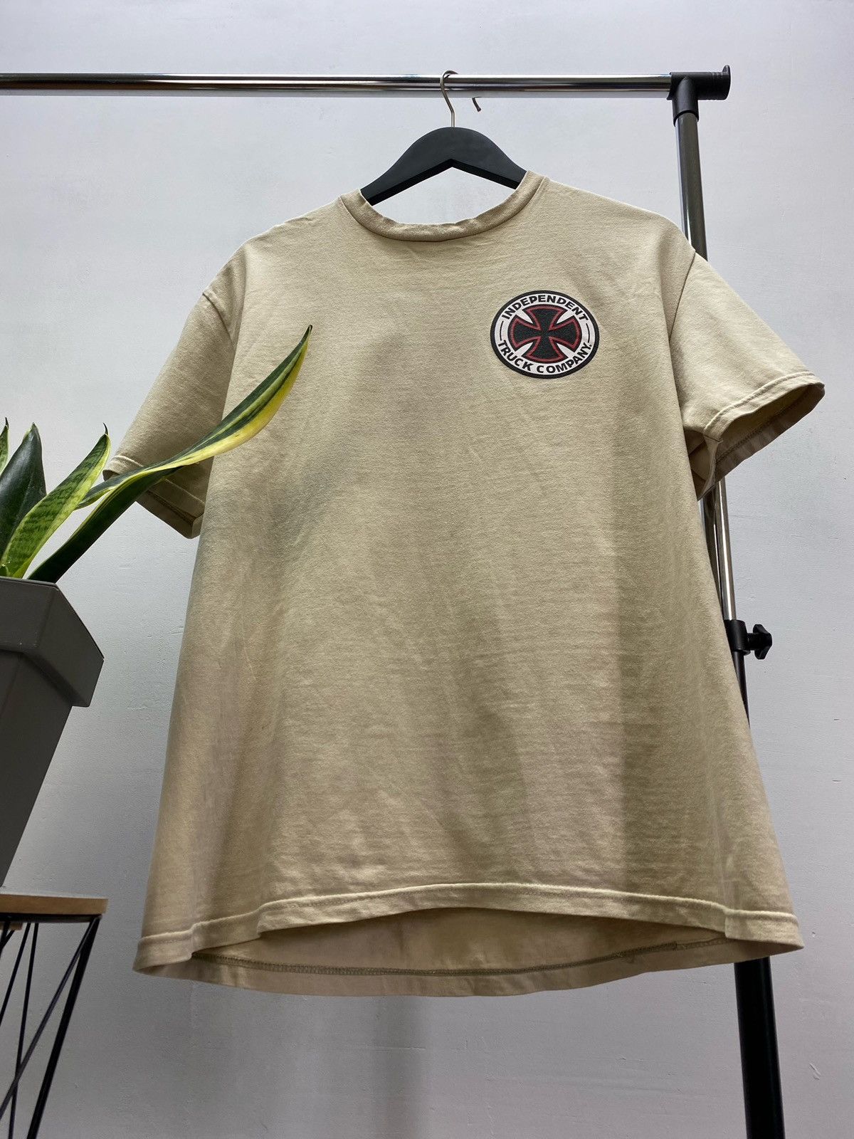 Alien Workshop × Independent Truck Co. × Vintage Vintage Independent Truck Company Logo Tee Size US L / EU 52-54 / 3 - 4 Thumbnail
