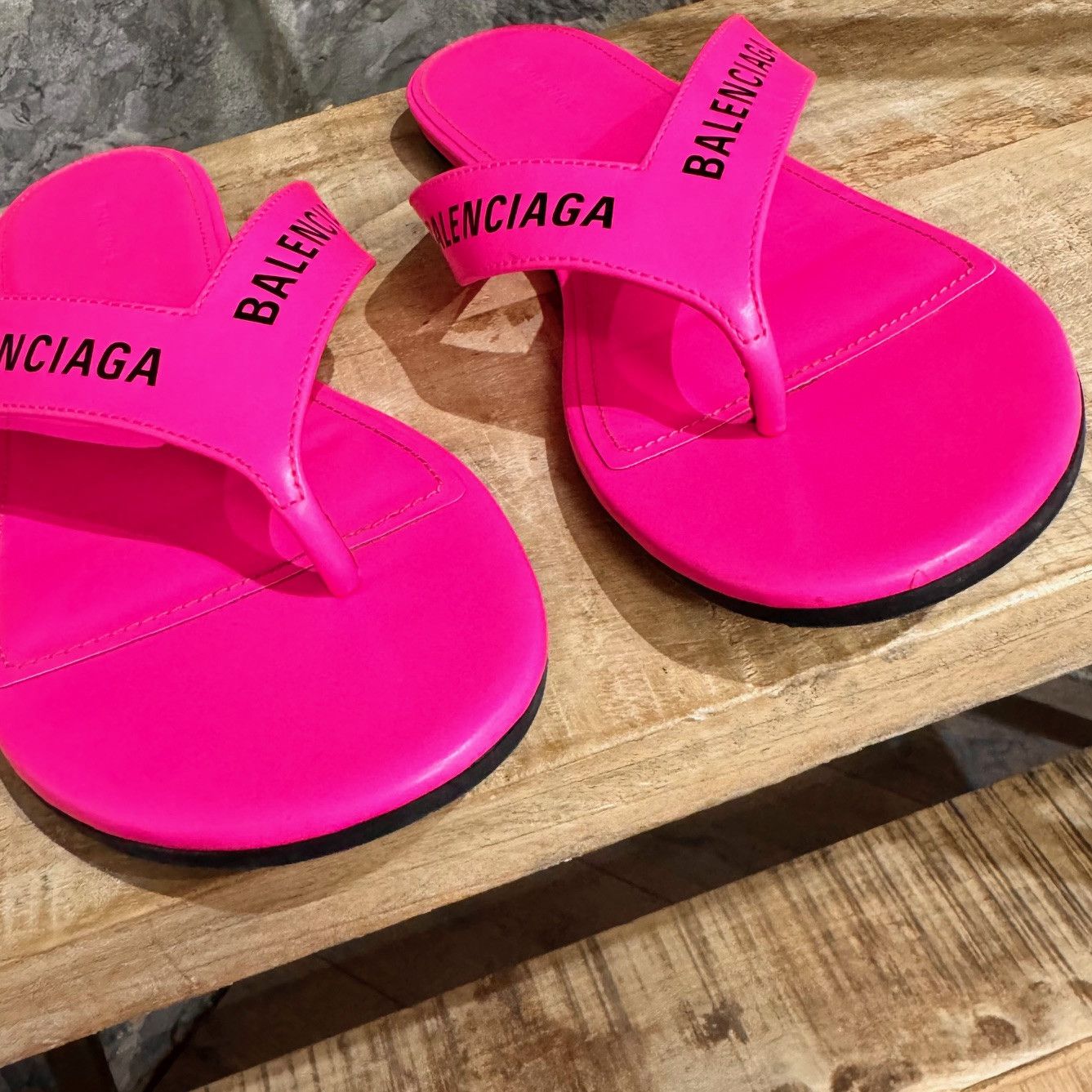 Balenciaga Balenciaga Neon Pink Leather Logo Thong Sandals Size US 6 / IT 36 - 4 Thumbnail