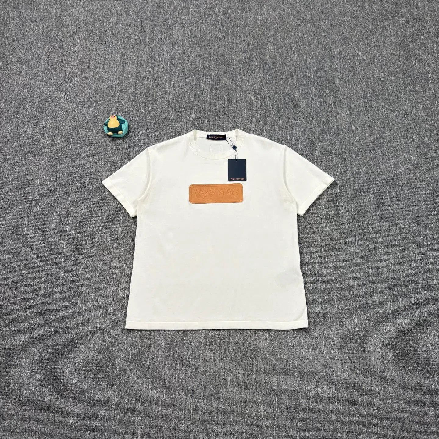 Louis Vuitton LV 25 White Embossed Leather Patch Short-Sleeve. Size US M / EU 48-50 / 2 - 1 Thumbnail